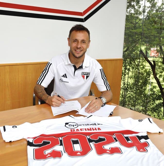 Rafinha renova com S&atilde;o Paulo at&eacute; 2024 para se firmar como &iacute;dolo no time do cora&ccedil;&atilde;o