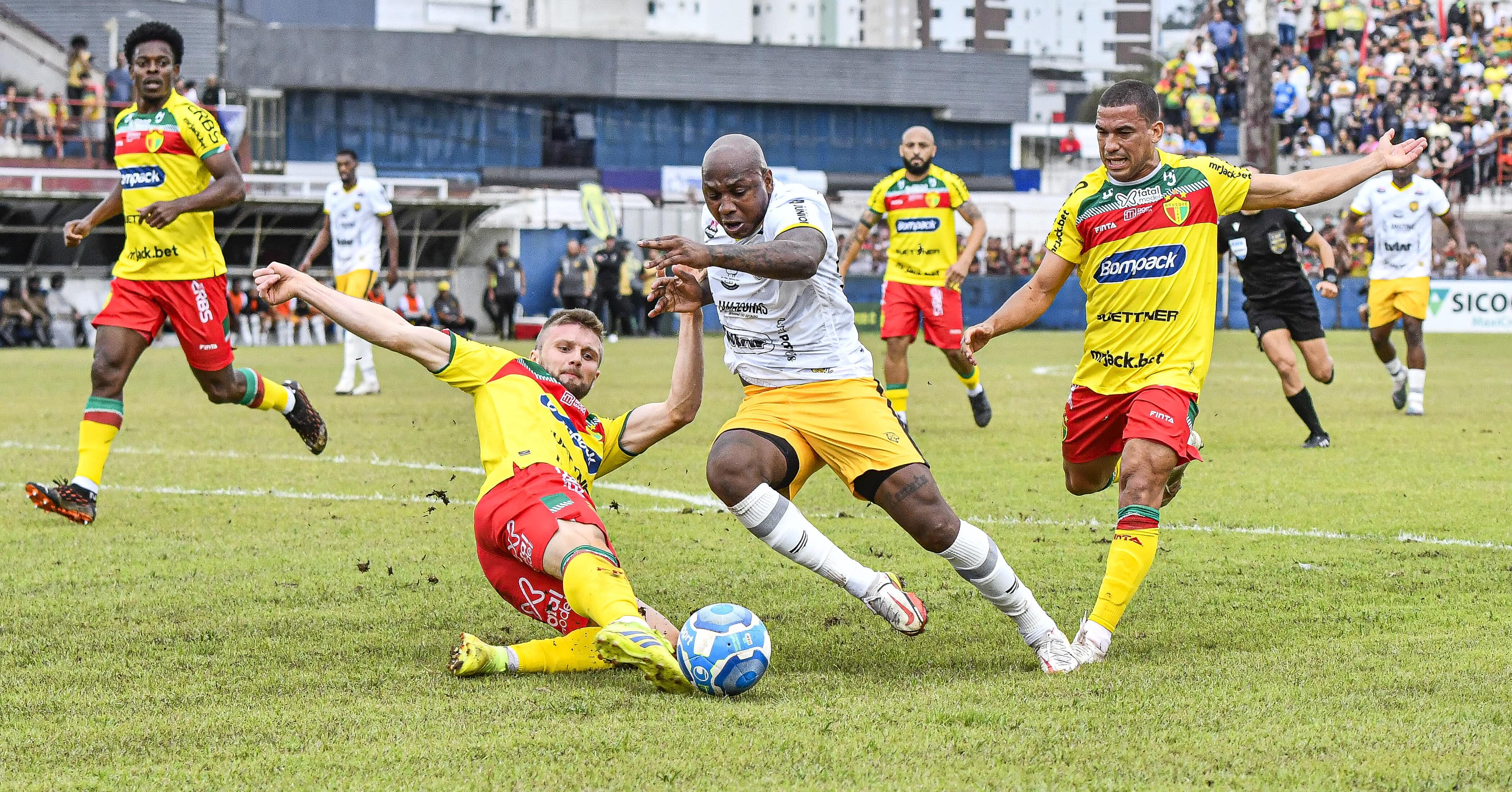 Ca&ccedil;ula indigesto, Amazonas segue ascens&atilde;o mete&oacute;rica e conquista S&eacute;rie C com Sass&aacute; protagonista