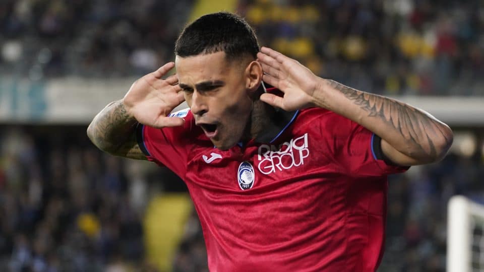 Scamacca abrilhantou vitória fácil da Atalanta com um golaço de letra