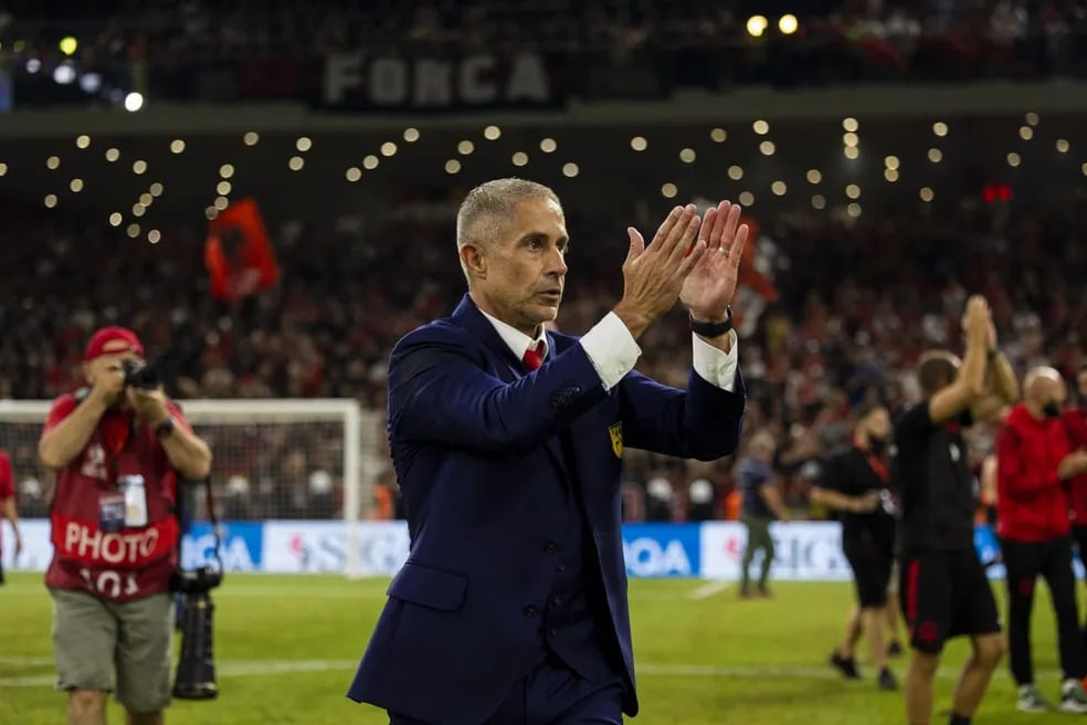 M&iacute;stica de Sylvinho segue intacta, e Alb&acirc;nia encaminha classifica&ccedil;&atilde;o para a Eurocopa