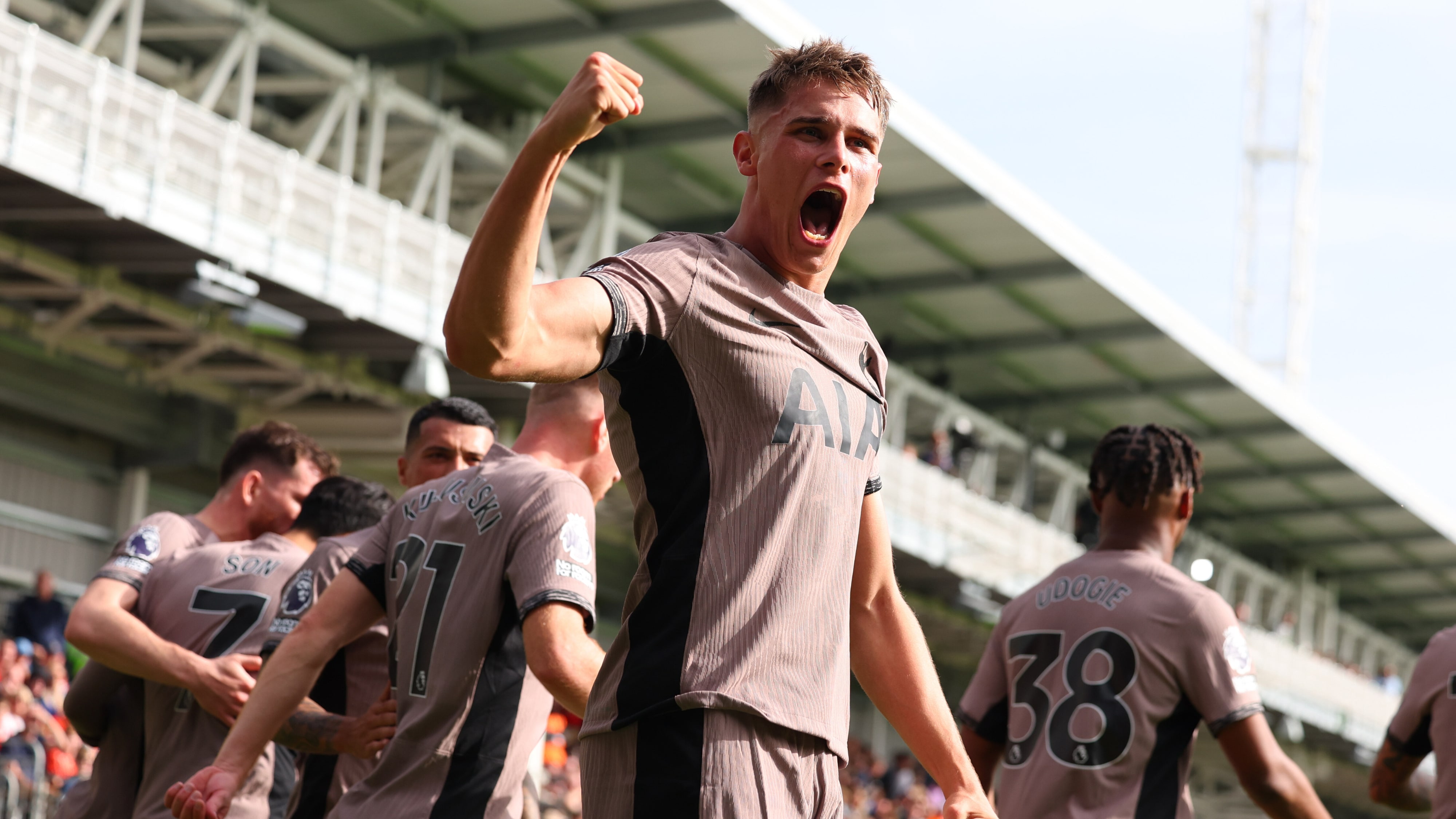 Tottenham teve maturidade para buscar e segurar a vit&oacute;ria com um jogador a menos