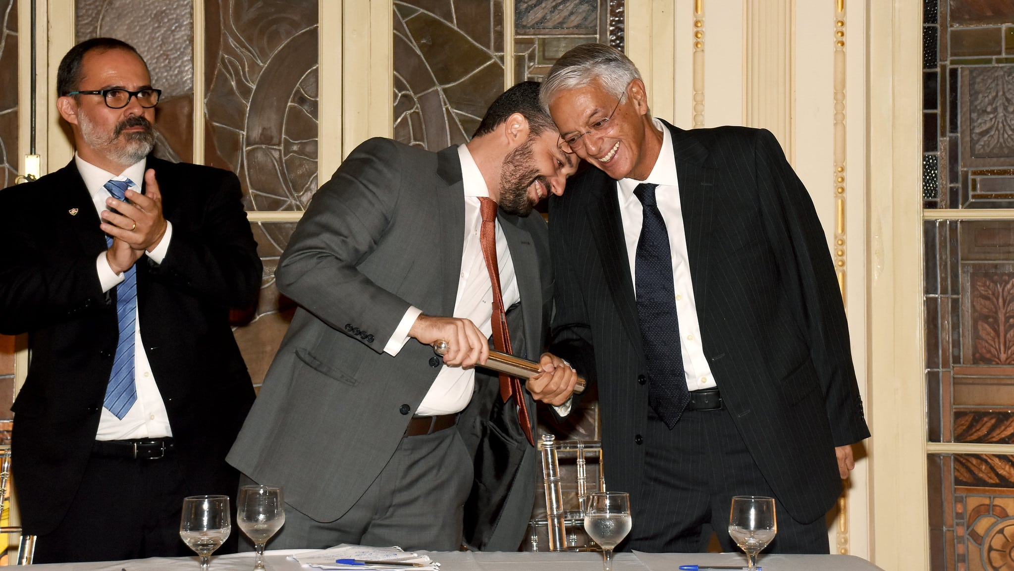 Observado por Pedro Abad, M&aacute;rio Bittencourt cumprimenta Celso Barros na cerim&ocirc;nia de posse ap&oacute;s ser eleito presidente do Fluminense em 2019 - Foto: MAILSON SANTANA/FLUMINENSE FC