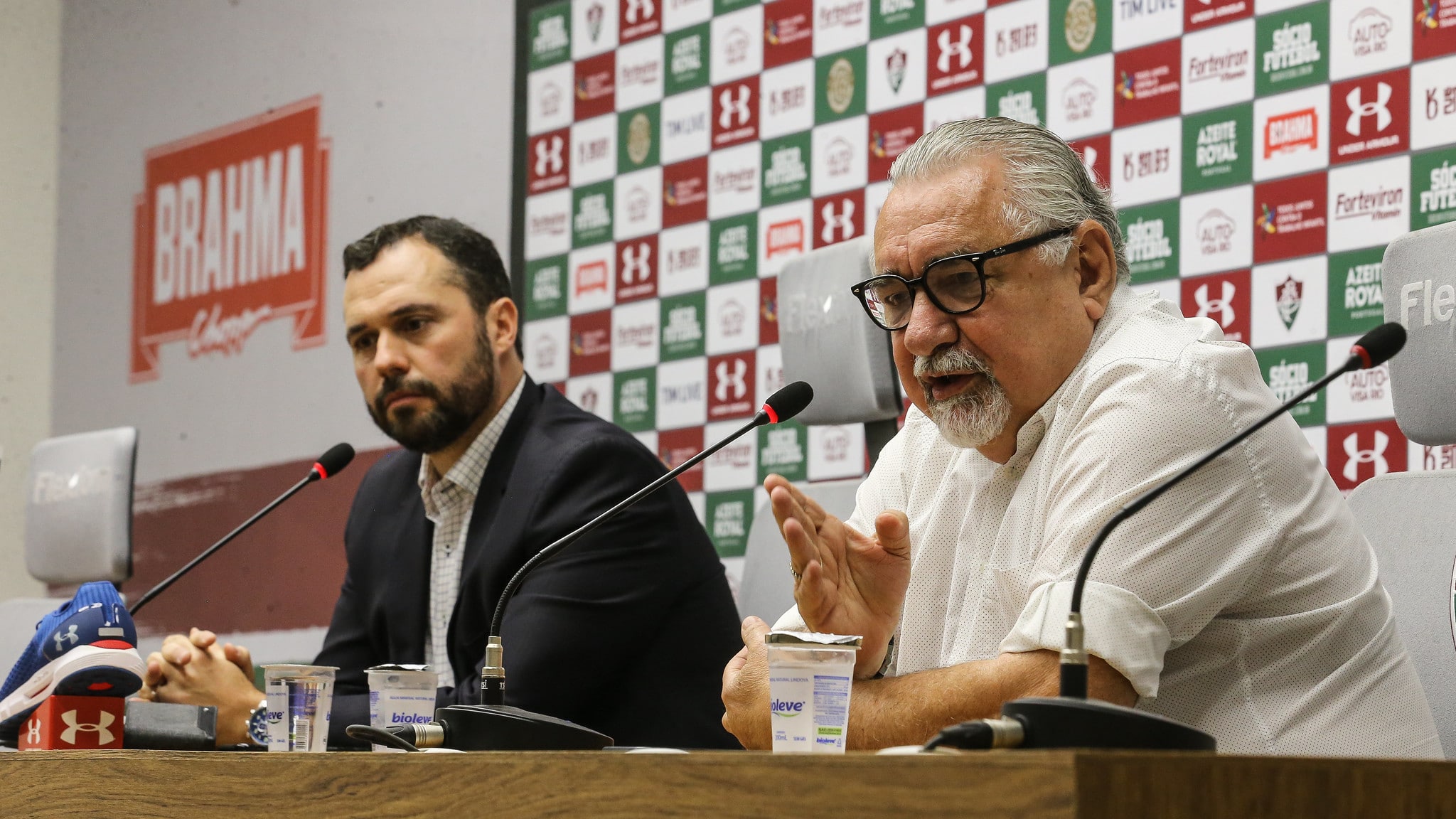 Paulo Angioni com M&aacute;rio Bittencourt em coletiva: presidente do Fluminense v&ecirc; dirigente como "mentor" no futebol - Foto: Lucas Mer&ccedil;on/Fluminense FC