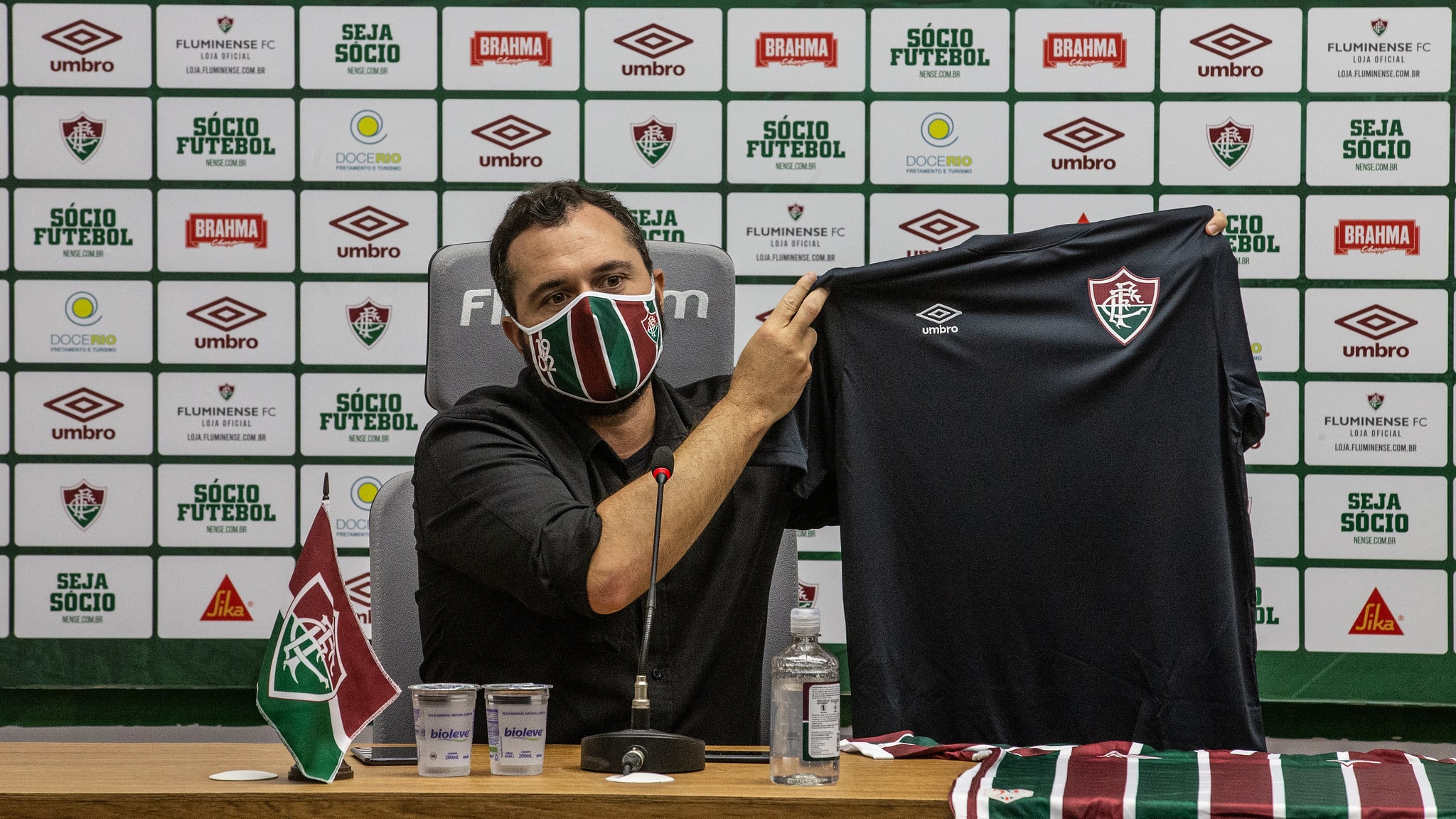M&aacute;rio Bittencourt com uma camisa preta, de luto pela pandemia: presidente do Fluminense foi principal voz contra a volta do futebol na pandemia entre os cartolas brasileiros Foto: LUCAS MER&Ccedil;ON / FLUMINENSE F.C