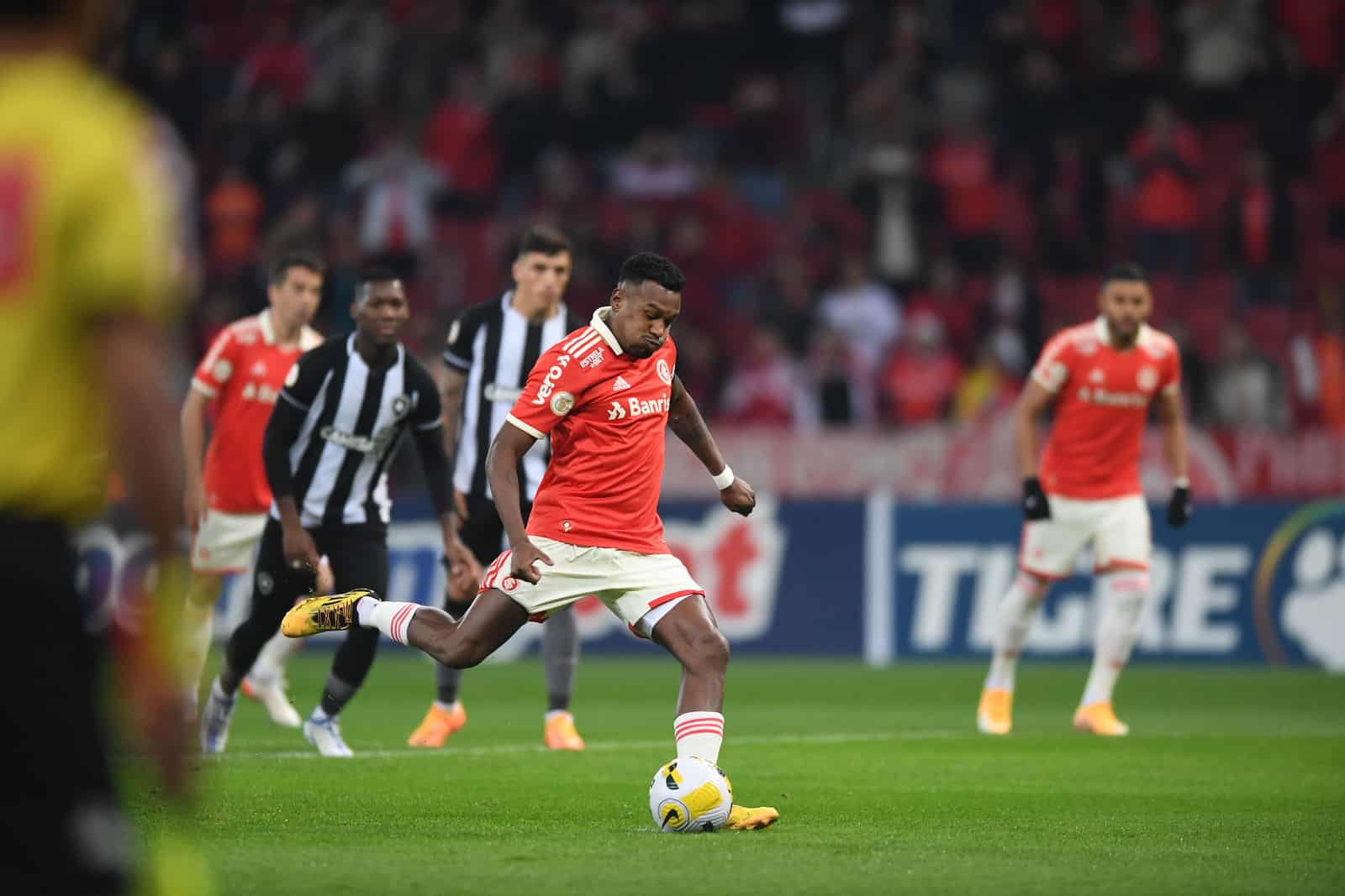 Edenilson de p&ecirc;nalti contra o Botafogo em 2022