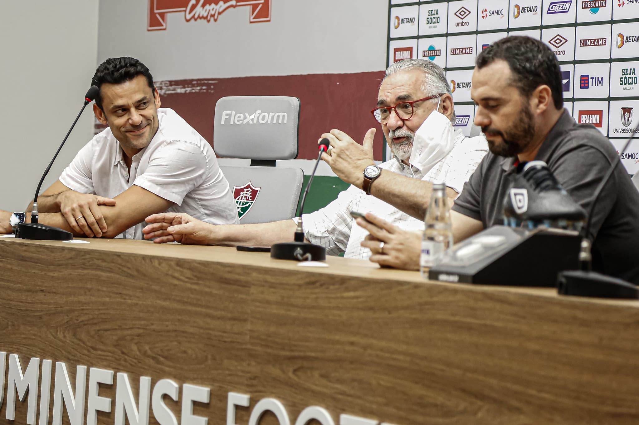 Fred, ao lado de Angioni e Mario: &iacute;dolo n&atilde;o &eacute; mais diretor de planejamento do Fluminense - Foto: MARCELO GON&Ccedil;ALVES / FLUMINENSE F.C.