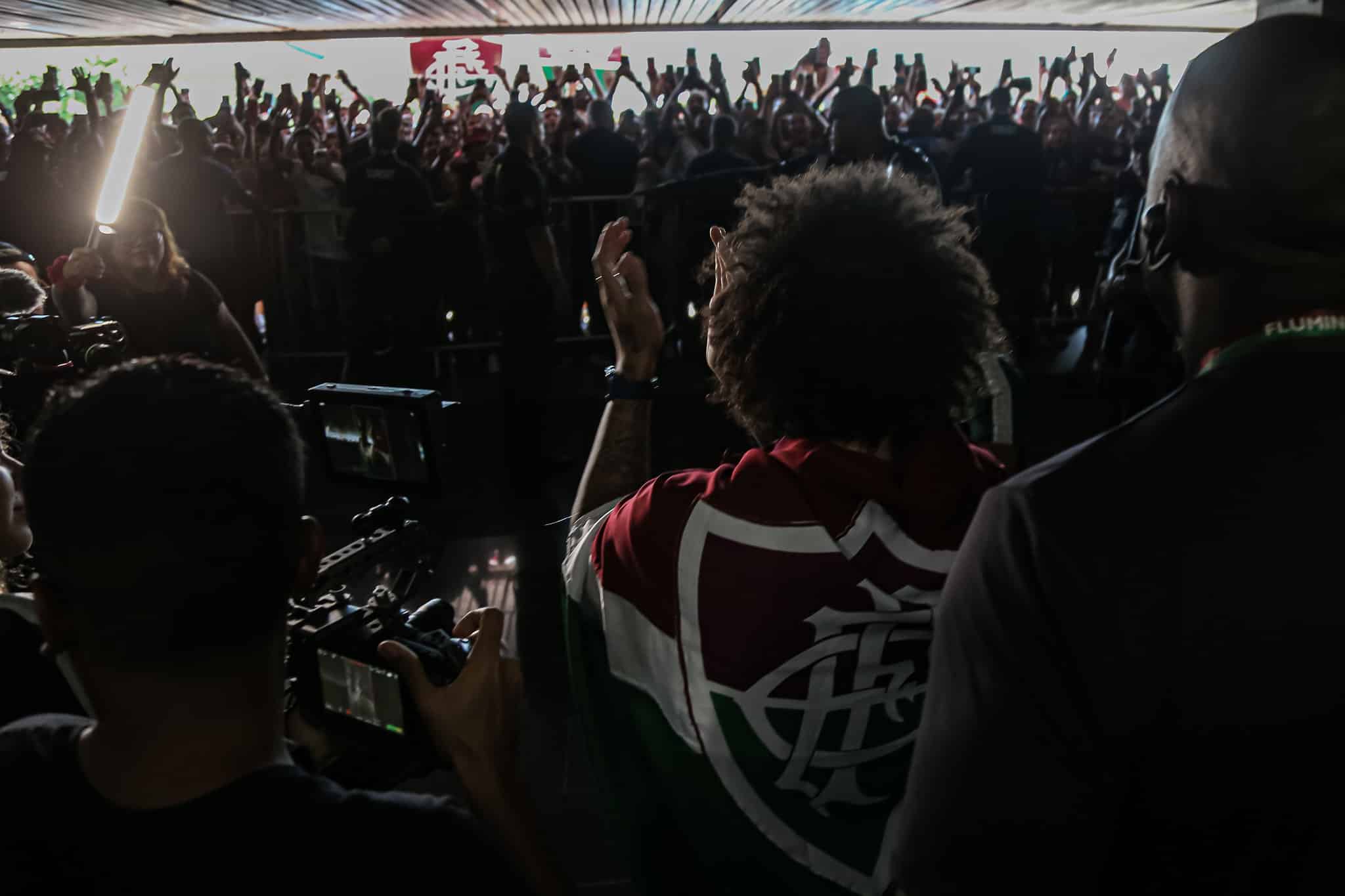 Marcelo, do Fluminense, foi recebido por milhares de tricolores ao desembarcar no Brasil - Foto: Marcelo Gon&ccedil;alves/Fluminense FC