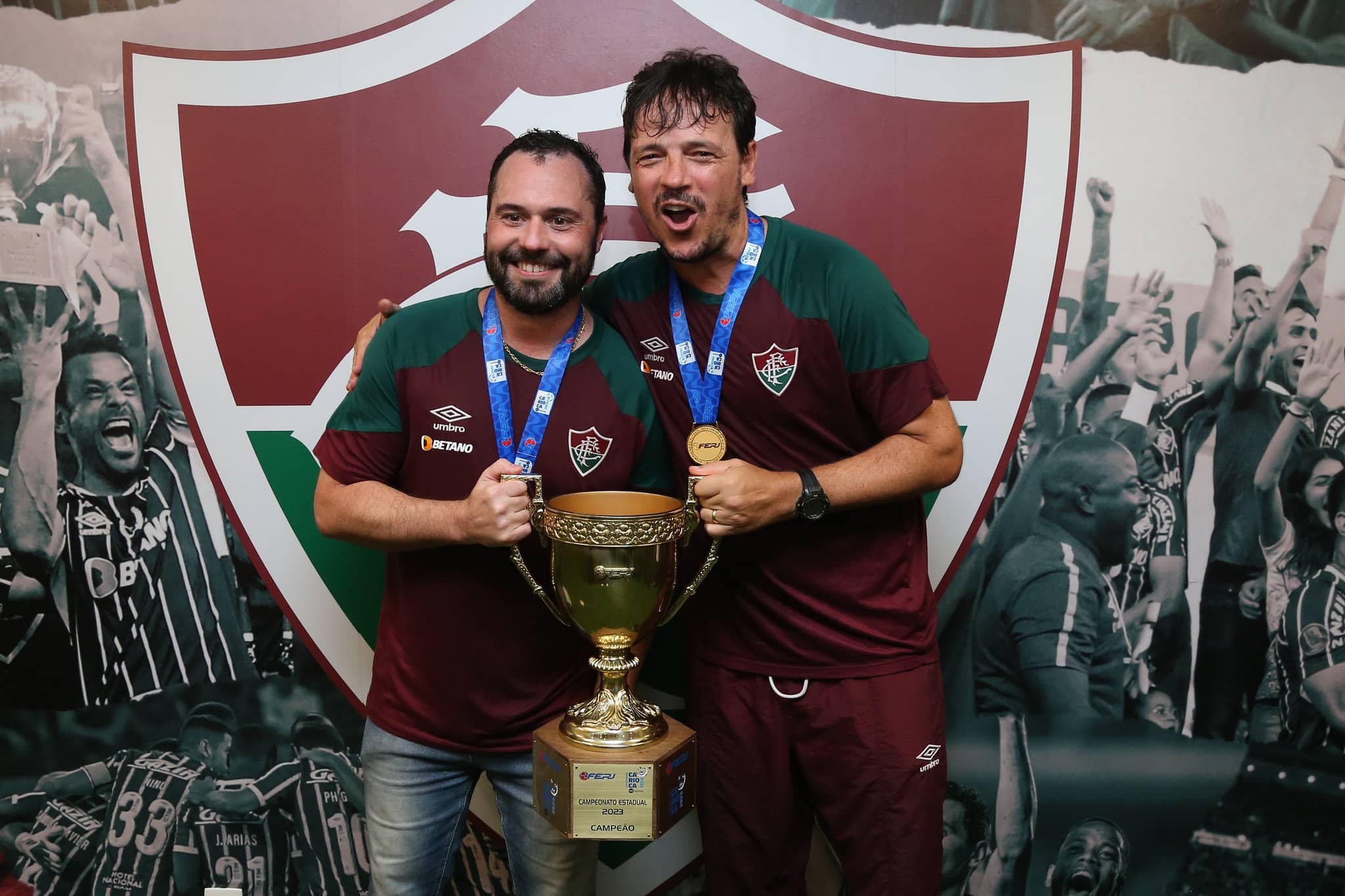 M&aacute;rio Bittencourt e Fernando Diniz com a ta&ccedil;a do Campeonato Carioca em 2023: presidente e treinador do Fluminense t&ecirc;m ideias em comum de futebol e vida - Foto: Marcelo Gon&ccedil;alves/Fluminense FC