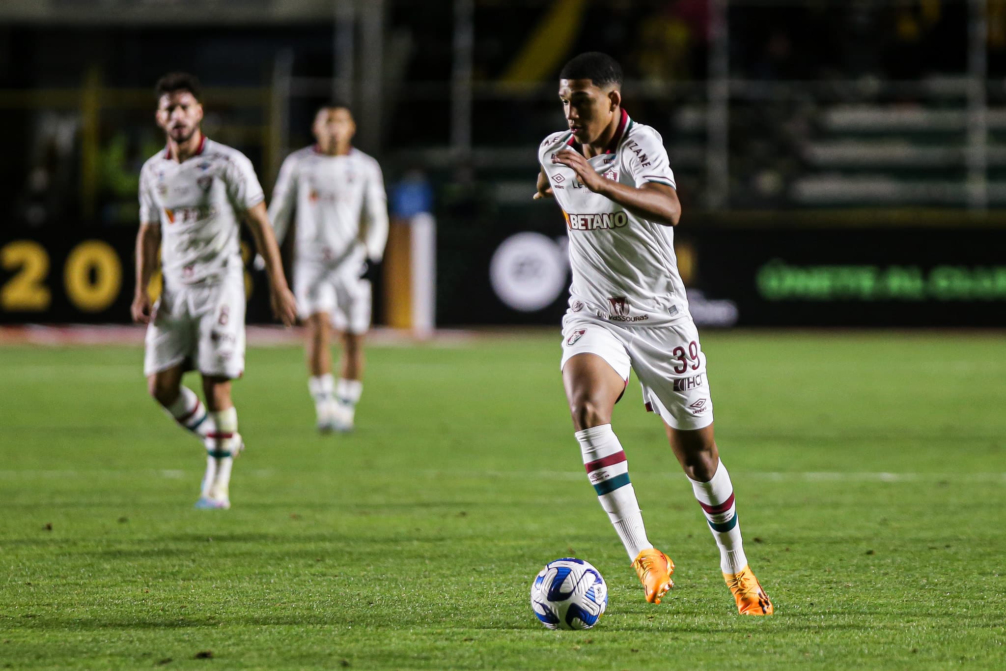 Kau&atilde; Elias estreou pelo profissional do Fluminense em 2023 e &eacute; campe&atilde;o da Libertadores pelo clube - Foto: MARCELO GON&Ccedil;ALVES / FLUMINENSE FC