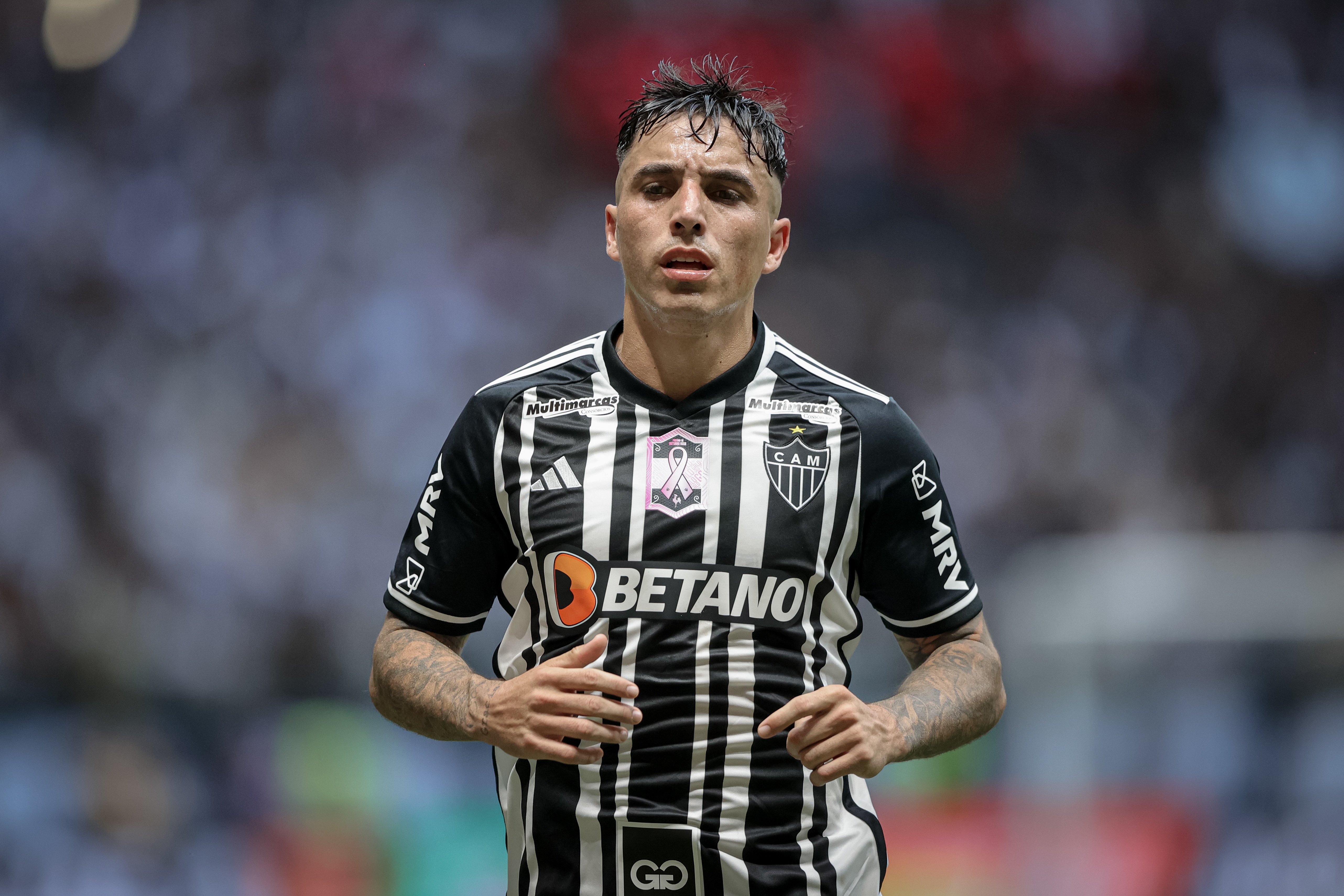 Atl&eacute;tico-MG anuncia renova&ccedil;&atilde;o de contrato com lateral e segue &lsquo;mapeando mercado&rsquo; por refor&ccedil;os