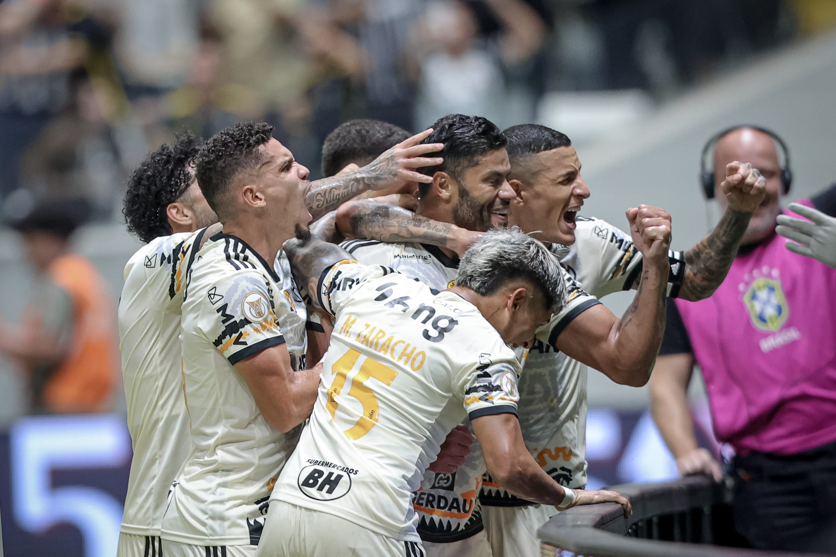 Paulinho e Hulk mostram mais uma vez que s&atilde;o a melhor dupla do Brasil, e Atl&eacute;tico-MG vence o Fortaleza