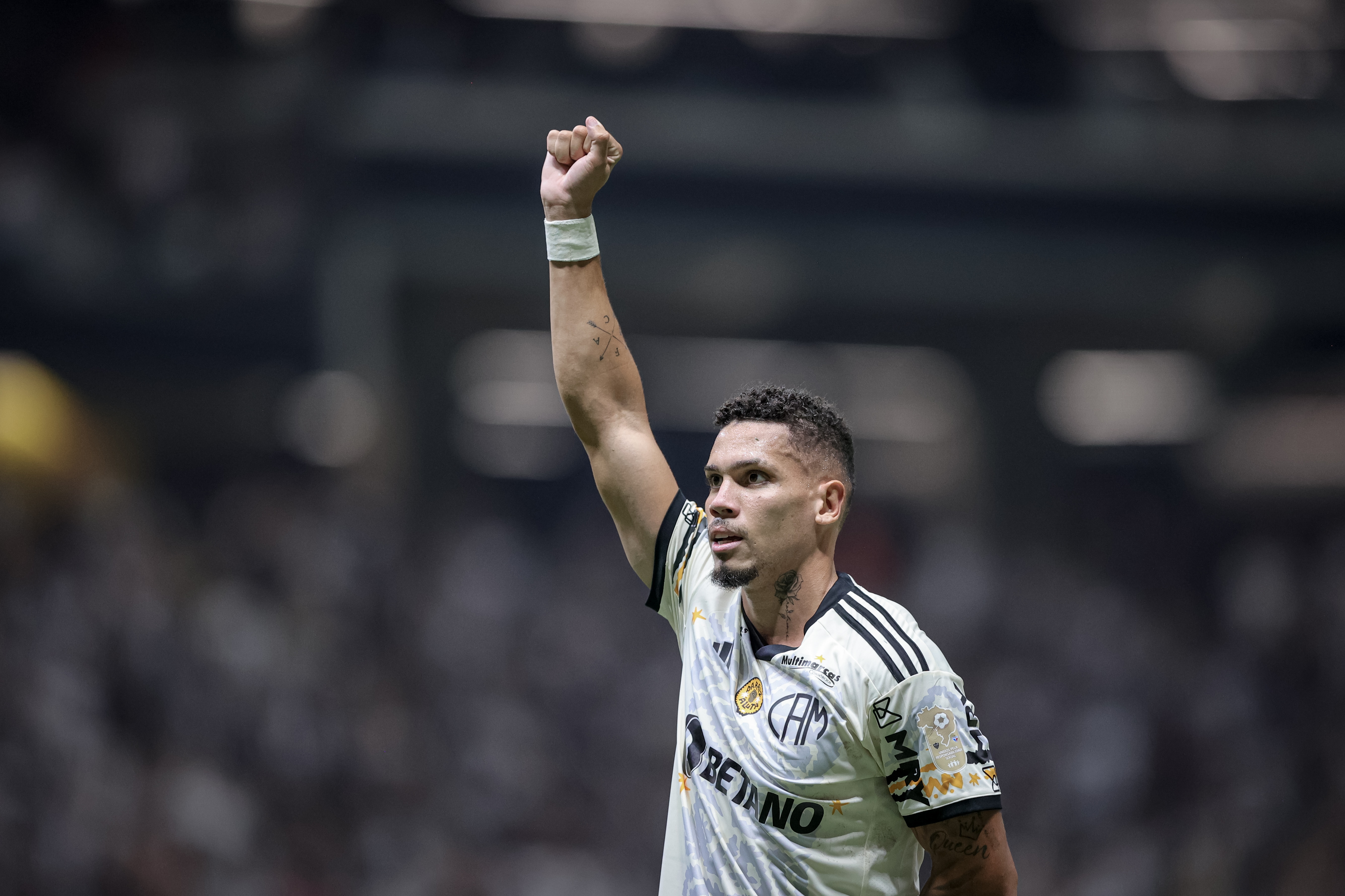 De flop na Alemanha a convocado para Sele&ccedil;&atilde;o: Paulinho deve muito ao Atl&eacute;tico-MG e sabe disso