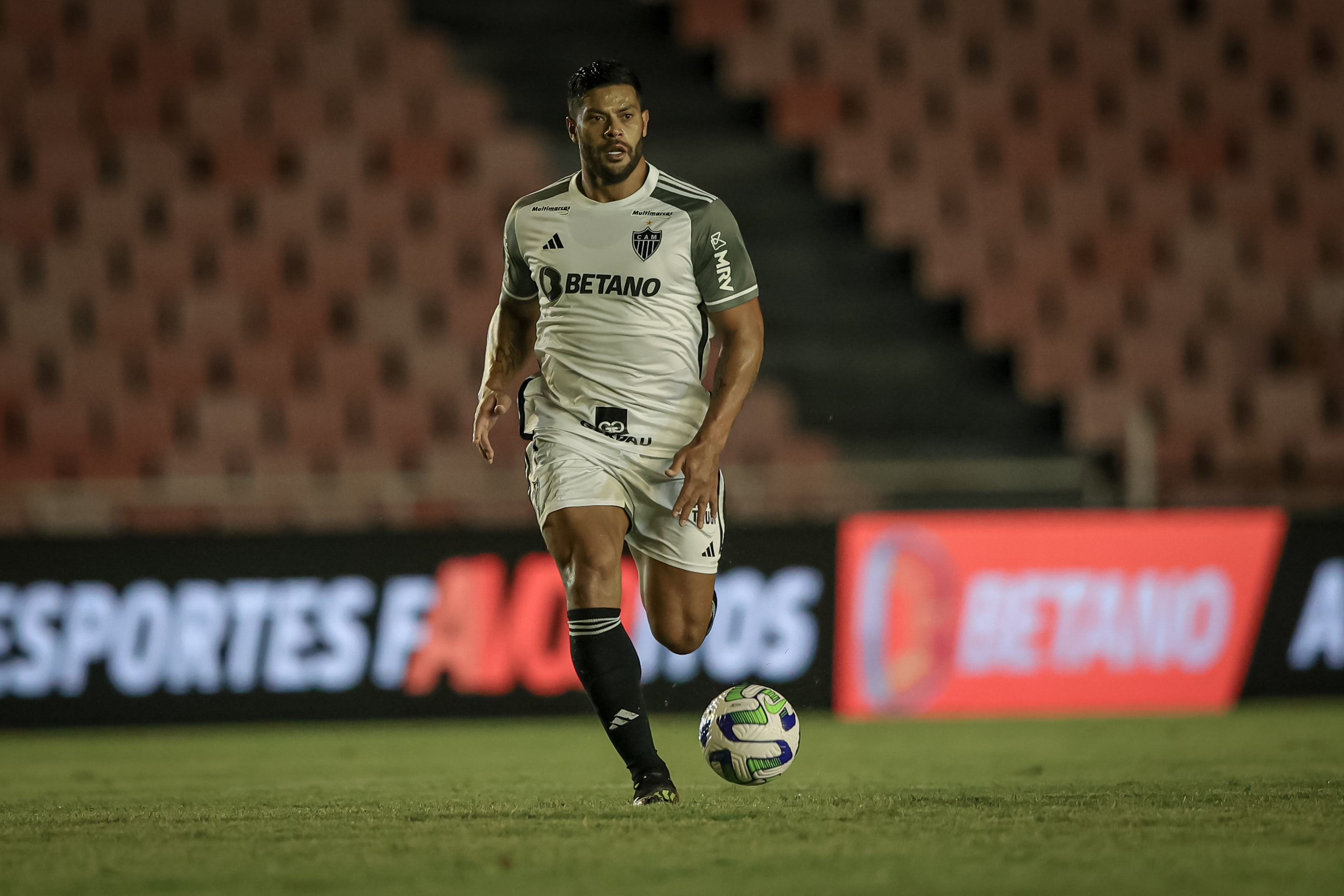 &lsquo;Do Brasil estou cansado. Mais um m&ecirc;s aqui e vou embora&rsquo;, desabafa Hulk, revoltado com a arbitragem