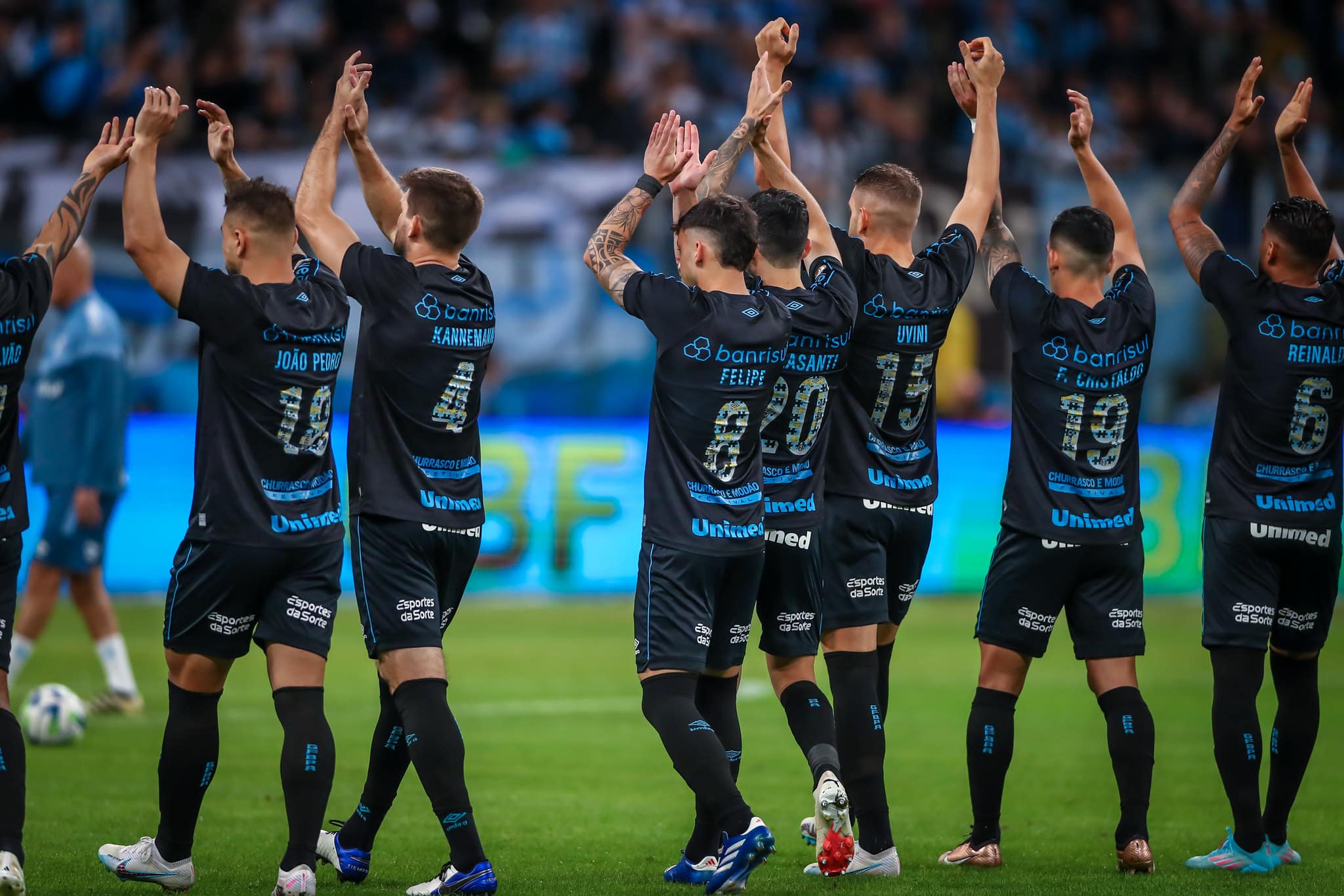 Gr&ecirc;mio n&atilde;o joga bem, mas vit&oacute;rias consecutivas o colocam definitivamente na briga pelo t&iacute;tulo