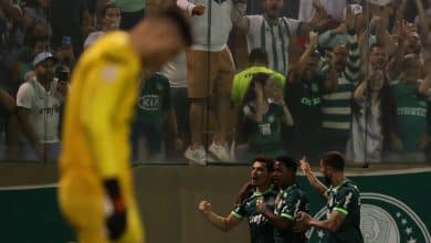 Palmeiras joga para o gasto e (mesmo assim) bate Athletico-PR para empatar com o Botafogo