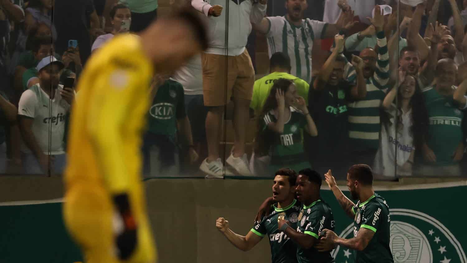 Palmeiras joga para o gasto e (mesmo assim) bate Athletico-PR para empatar com o Botafogo