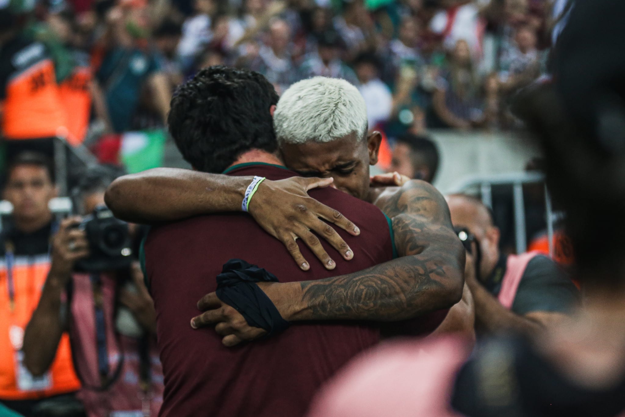 Fernando Diniz abra&ccedil;a John Kennedy ap&oacute;s o t&iacute;tulo da Libertadores do Fluminense: treinador tem rela&ccedil;&atilde;o especial com heroi da final - Foto: LUCAS MER&Ccedil;ON / FLUMINENSE F.C