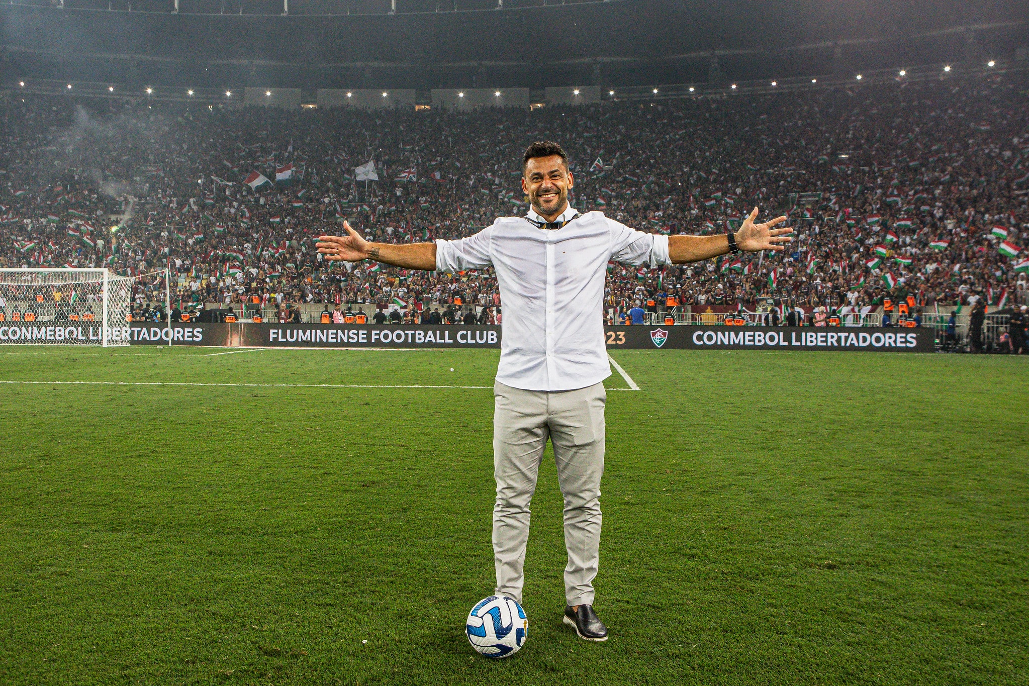 Fred posa em frente &agrave; torcida do Fluminense ap&oacute;s conquistar a Libertadores como dirigente - Foto: LUCAS MER&Ccedil;ON / FLUMINENSE F.C.