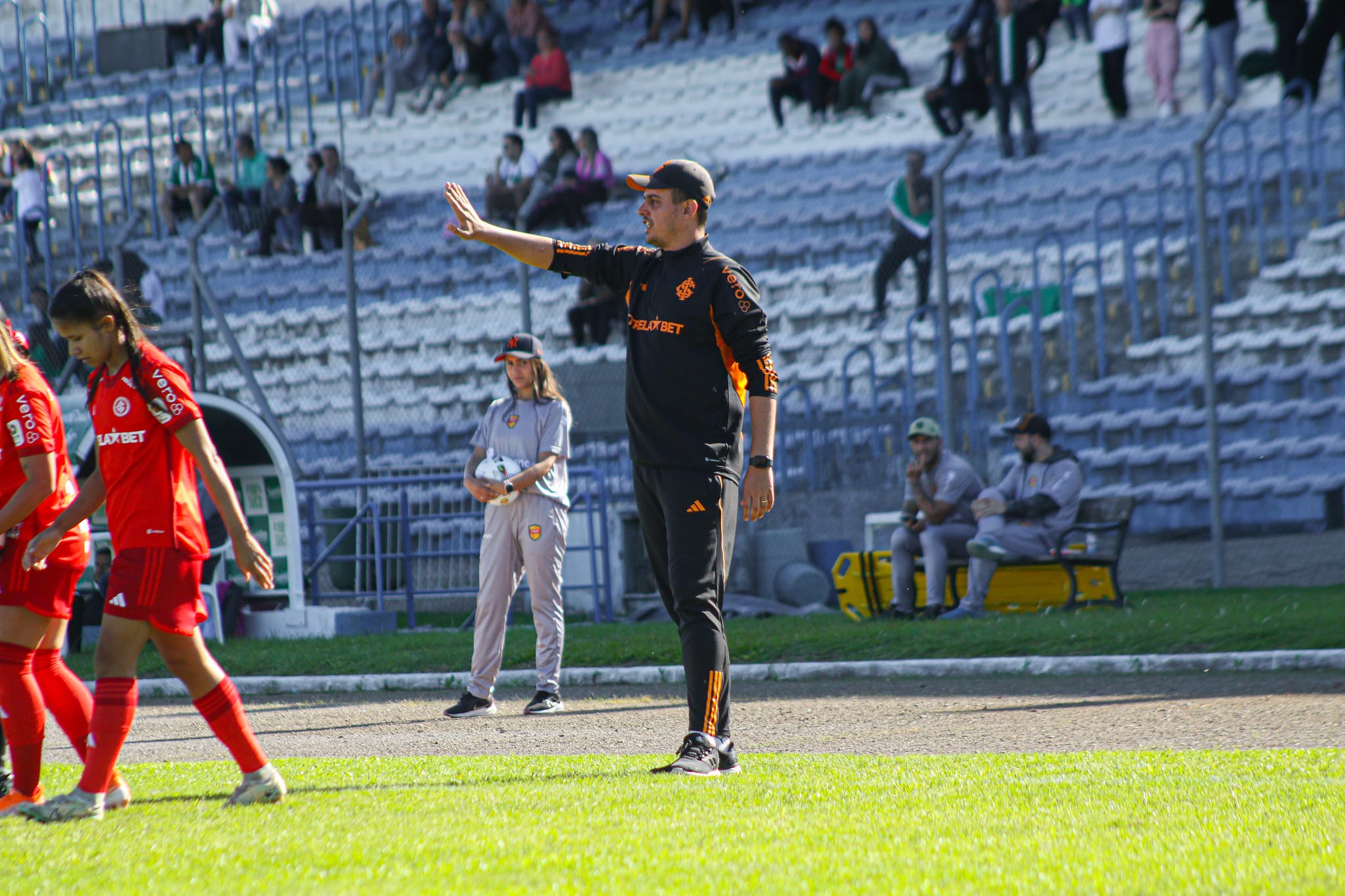 Perto de assinar com o Corinthians, Lucas Piccinato pede demiss&atilde;o das Gurias Coloradas