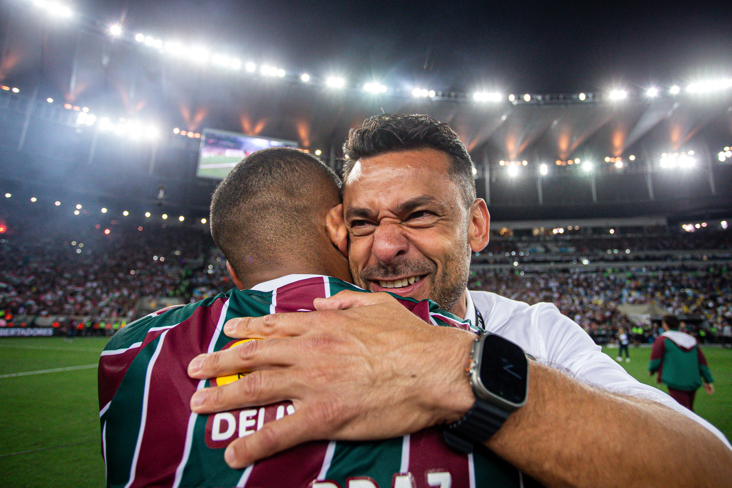 Emocionado, Fred comemora t&iacute;tulo da Libertadores com David Braz, companheiro em seus tempos de jogador no Fluminense - Foto: Lucas Mer&ccedil;on/Fluminense FC