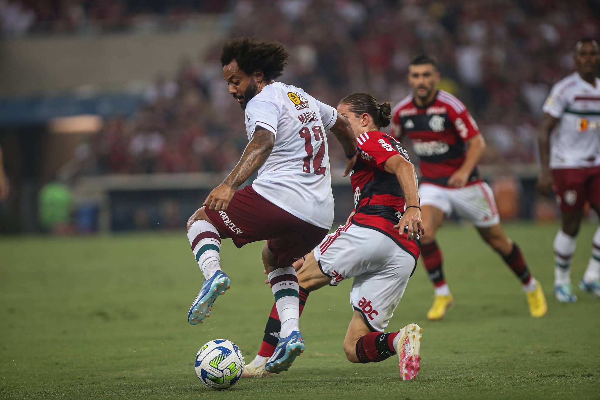No meio, Marcelo tentou muito, mas viu atua&ccedil;&atilde;o ruim do Fluminense na primeira etapa - Foto: MARCELO GON&Ccedil;ALVES / FLUMINENSE FC