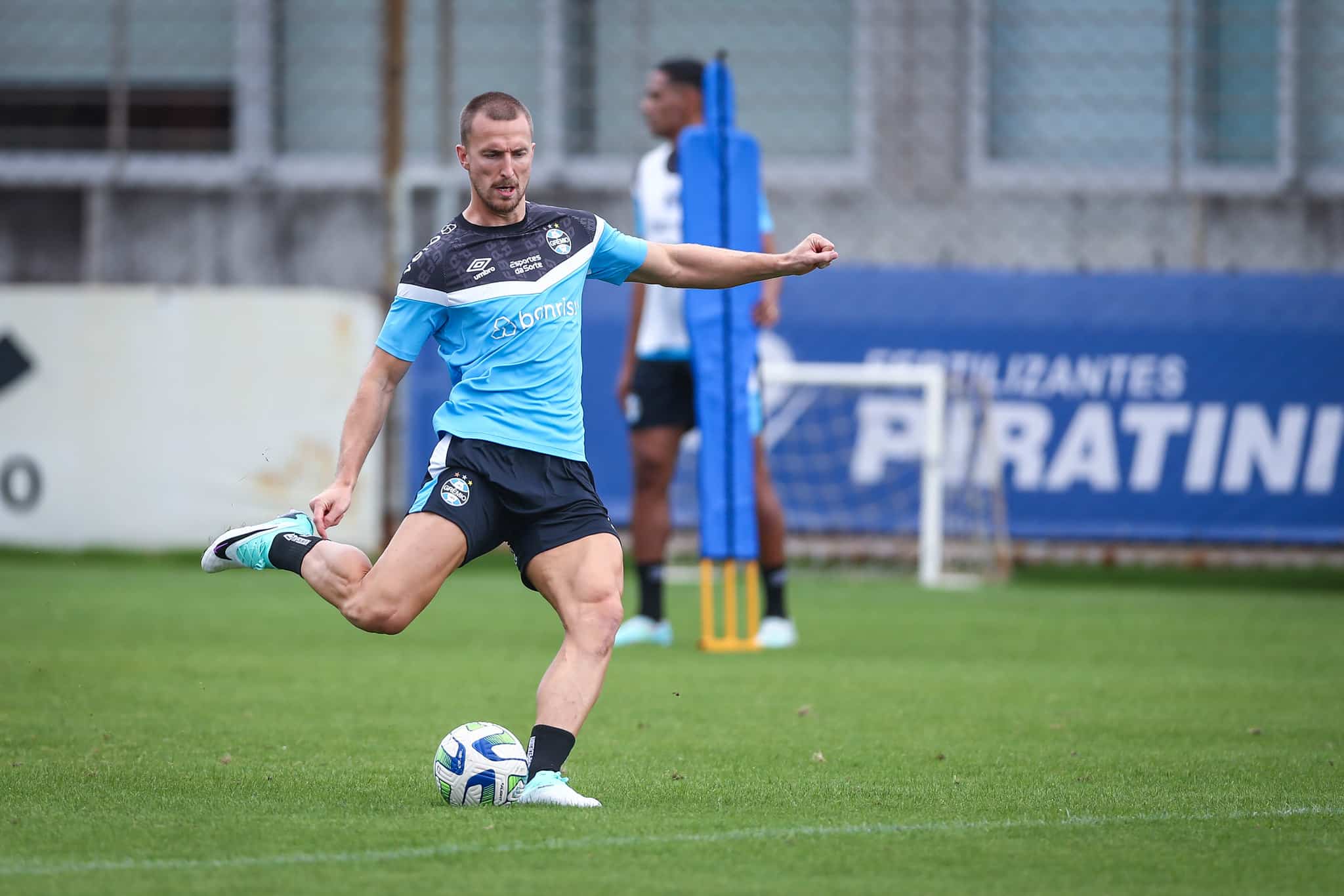 Retorno de Rodrigo Ely abre precedente para Renato e pode mudar esquema do Gr&ecirc;mio