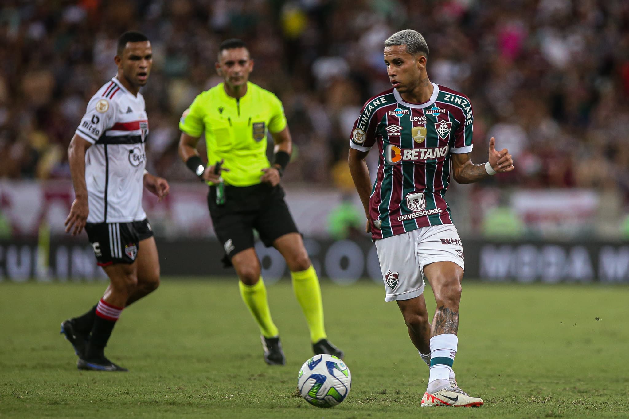 Alexsander voltou a ser titular e a jogar bem pelo Fluminense contra o S&atilde;o Paulo - Foto: Icon sport