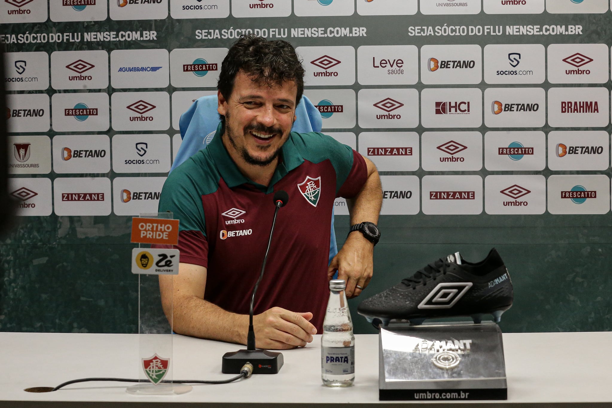 Diniz elogia Fluminense, mas segue filosofia antes do Mundial: o time nunca est&aacute; pronto