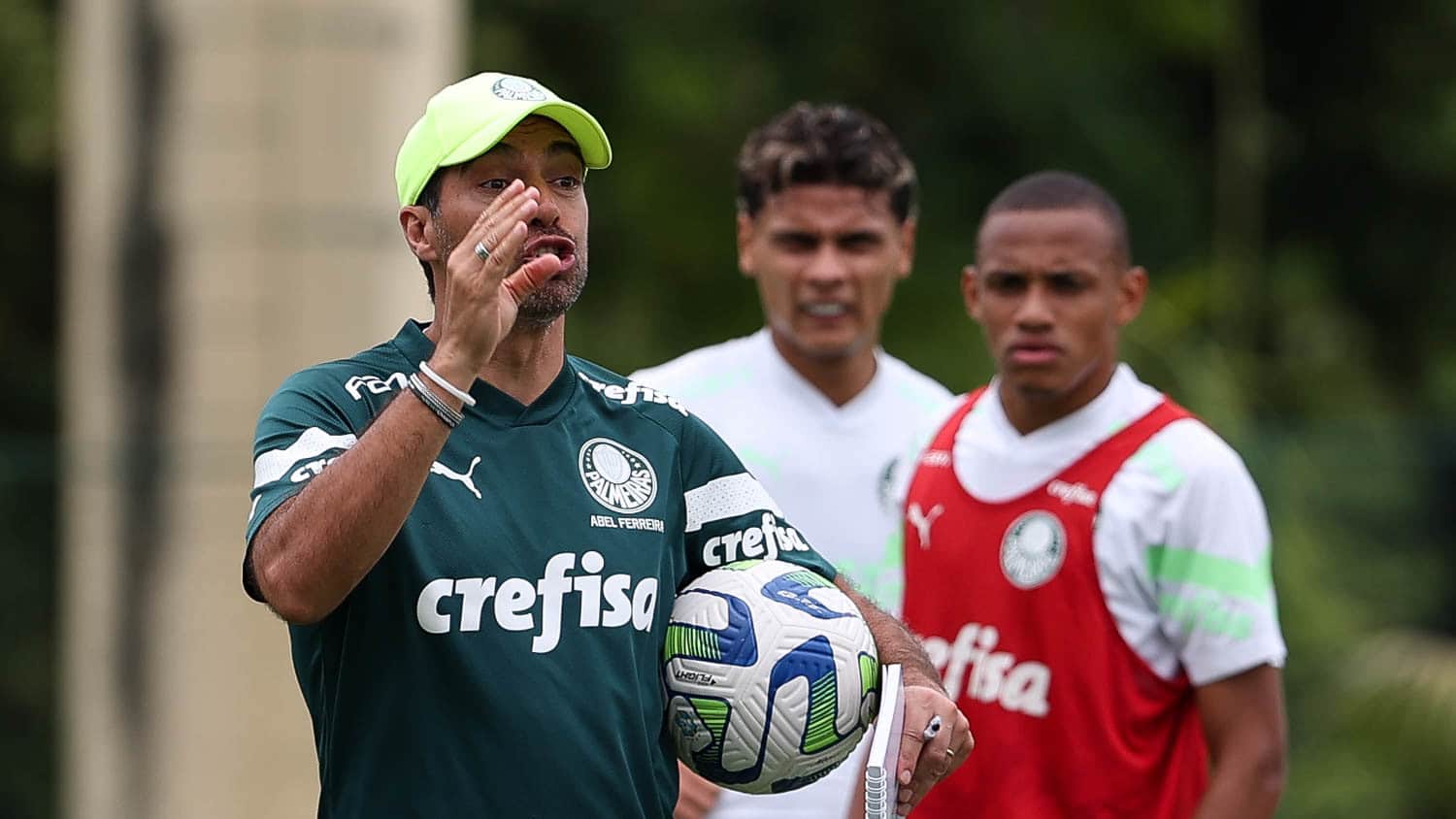 Palmeiras contrata, mas segue sem perspectiva de refor&ccedil;ar posi&ccedil;&atilde;o em que ter&aacute; desfalque quase certo