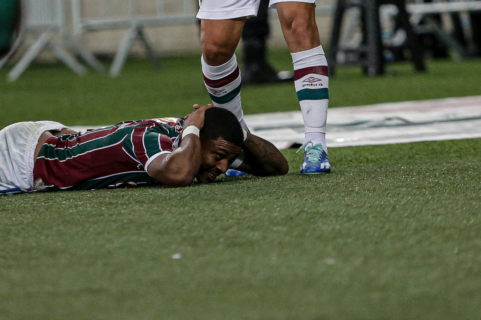 O carism&aacute;tico e brincalh&atilde;o John Kennedy imita Fred e brinca com dirigente do Fluminense em comemora&ccedil;&atilde;o do gol - Foto: MAILSON SANTANA/FLUMINENSE FC