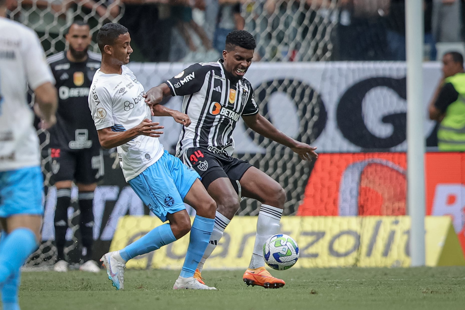 Com respaldo de Felip&atilde;o, Jemerson d&aacute; volta por cima no Atl&eacute;tico-MG ap&oacute;s gol contra e vaias da torcida