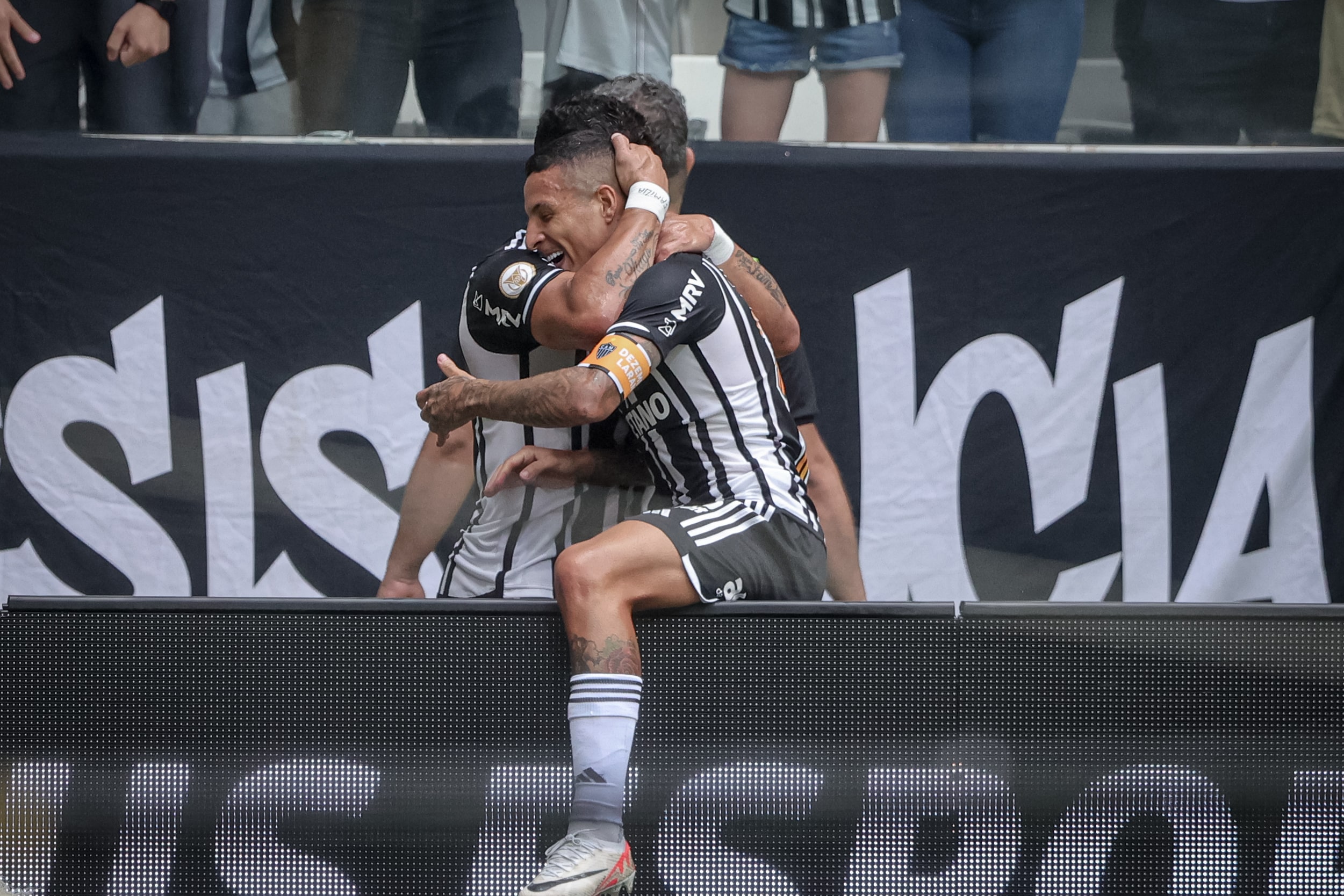 Atl&eacute;tico-MG faz o jogo do ano na Arena MRV, amassa o Gr&ecirc;mio e segue acreditando no t&iacute;tulo