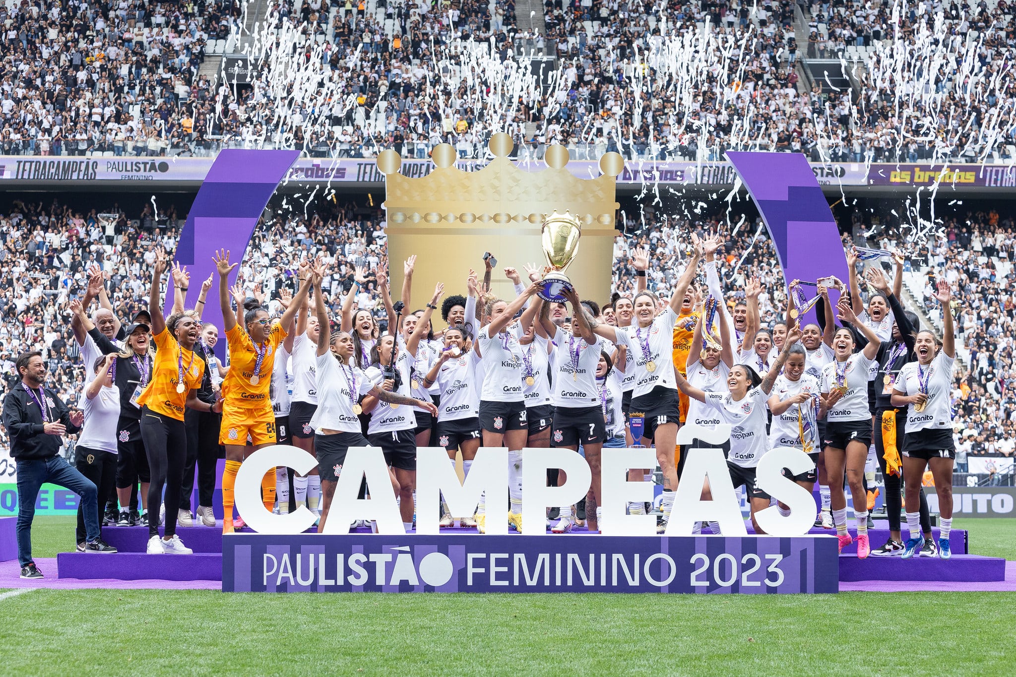 Corinthians feminino usa press&atilde;o da Arena a seu favor, t&aacute;tica que o masculino desaprendeu