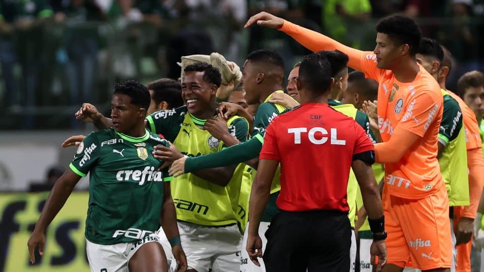 Endrick brilha (de novo) e deixa Palmeiras a um jogo de ser campeão brasileiro (de novo)