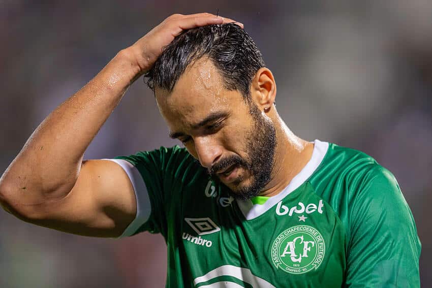 A Chapecoense, do experiente Henrique Dourado, vive momento dram&aacute;tico na S&eacute;rie B