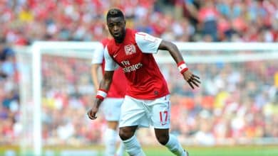 Alex Song (aquele mesmo) incrivelmente ainda jogava, mas anunciou a aposentadoria