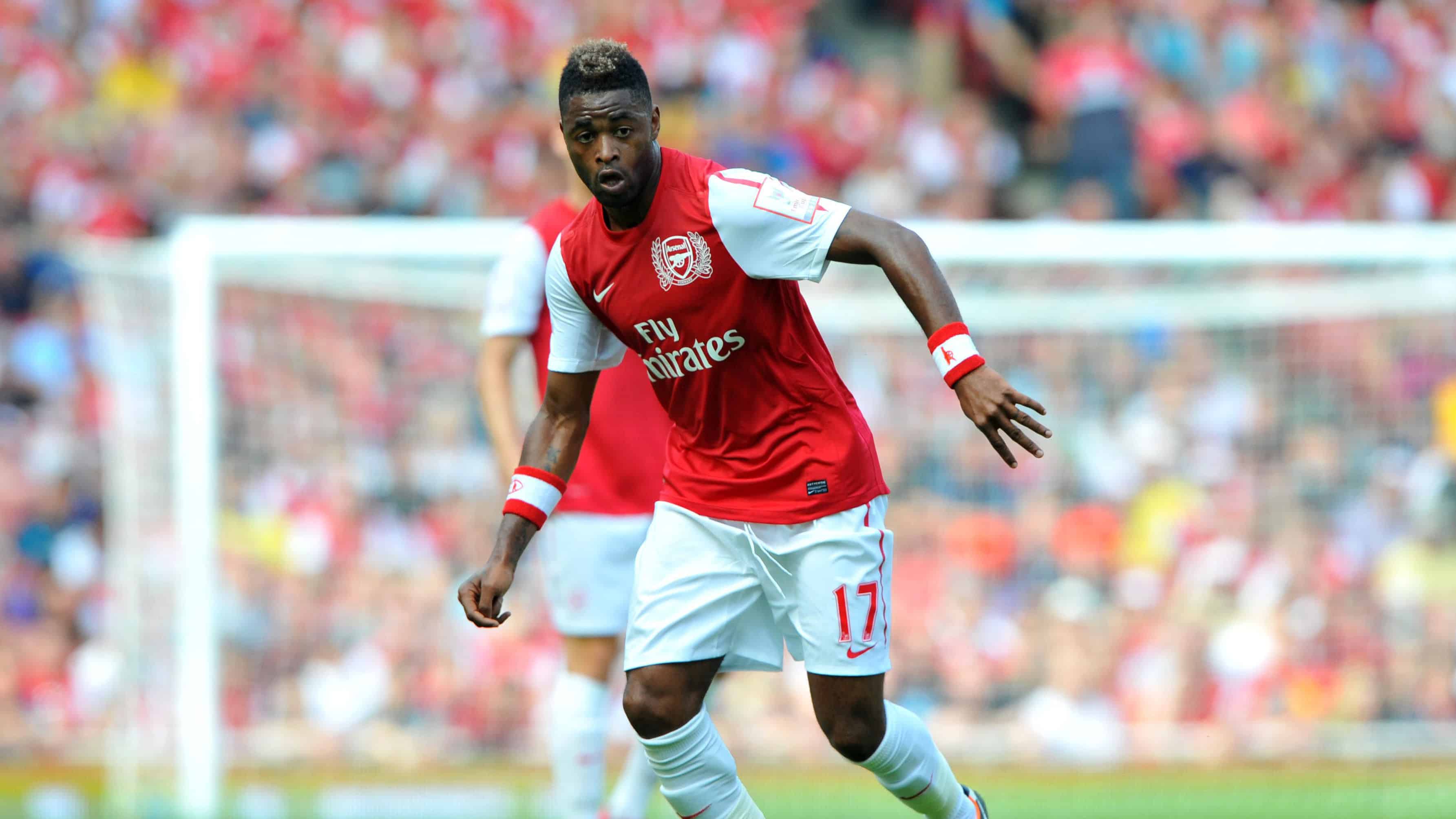 Alex Song (aquele mesmo) incrivelmente ainda jogava, mas anunciou a aposentadoria