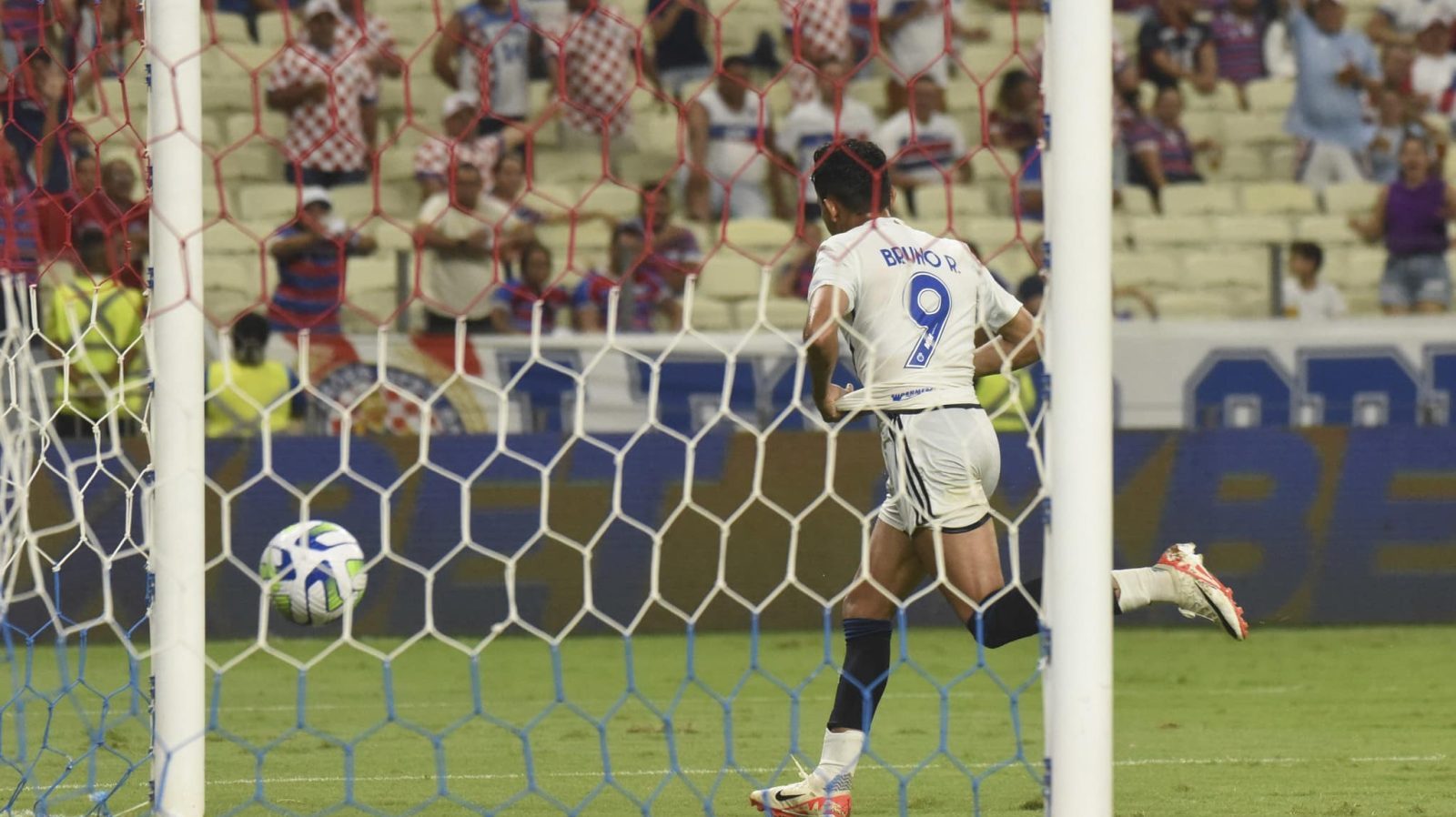 Bruno Rodrigues decide em estreia de Autuori e Cruzeiro foge do Z4 ap&oacute;s vencer o Fortaleza