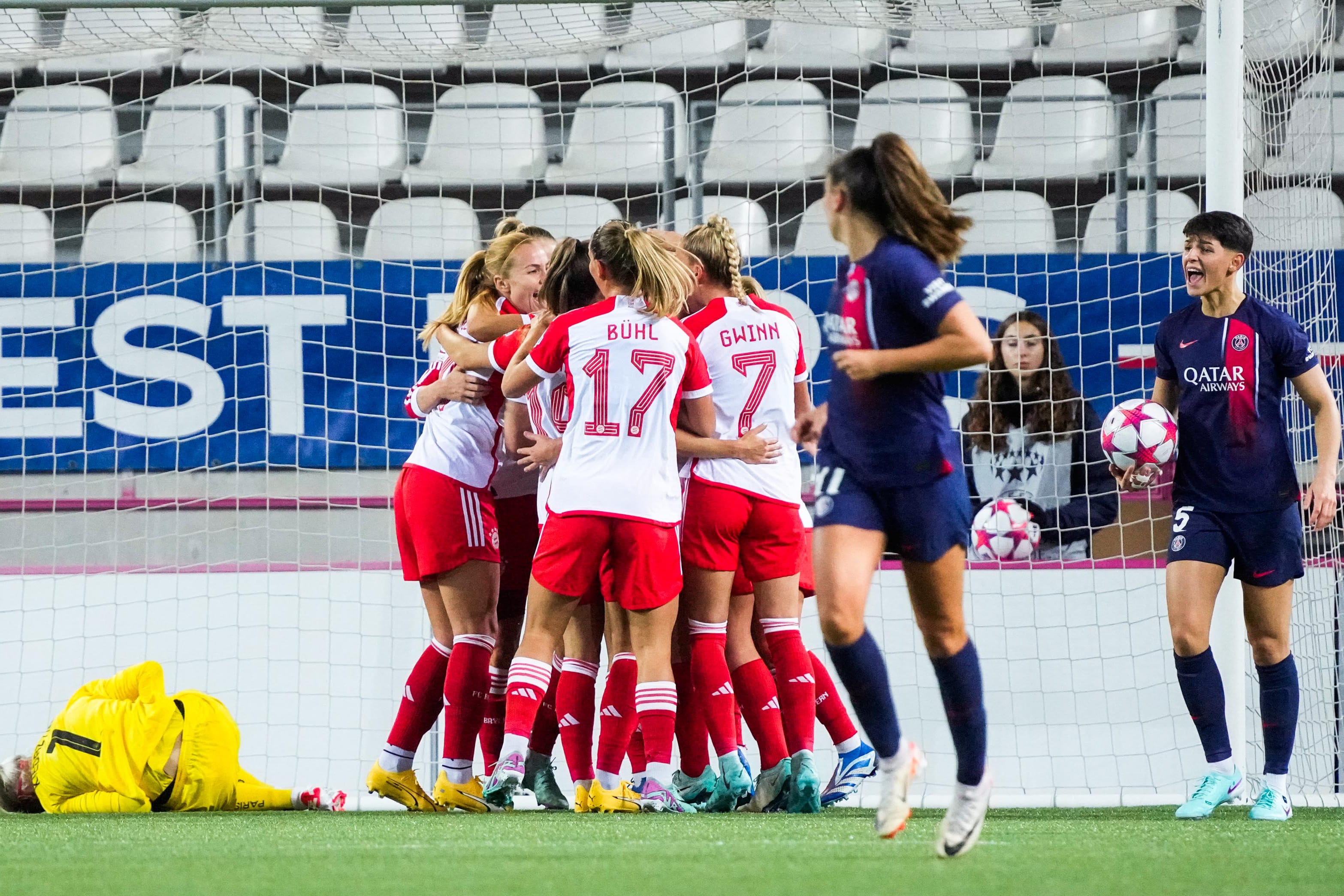 Bayern de Munique vence fora e assume a lideran&ccedil;a na Champions Feminina; Real Madrid trope&ccedil;a e se complica
