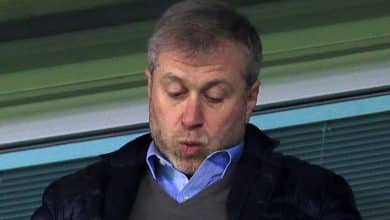 Mesmo longe, Abramovich pode complicar ainda mais situa&ccedil;&atilde;o do Chelsea na Premier League