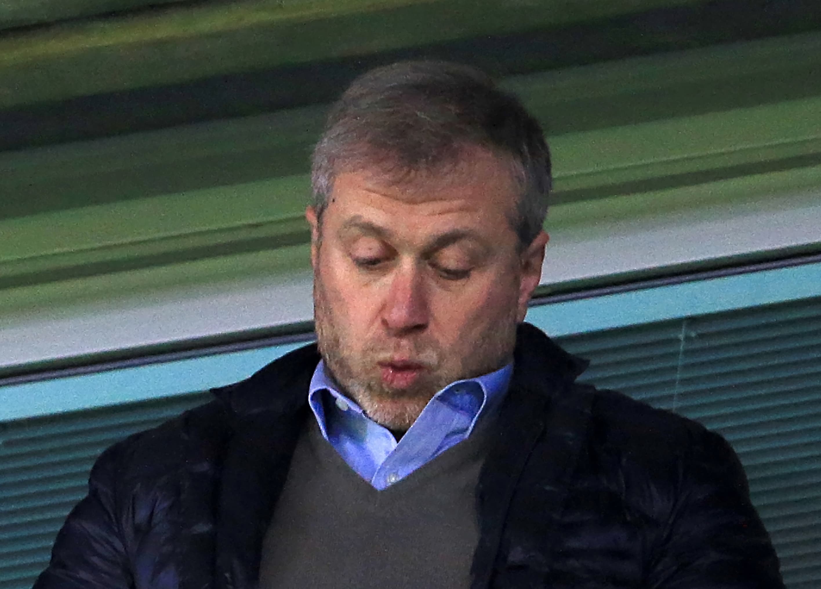 Mesmo longe, Abramovich pode complicar ainda mais situa&ccedil;&atilde;o do Chelsea na Premier League