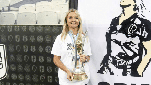 Cris Gambar&eacute; fica? Saiba qual &eacute; o futuro do departamento feminino do Corinthians