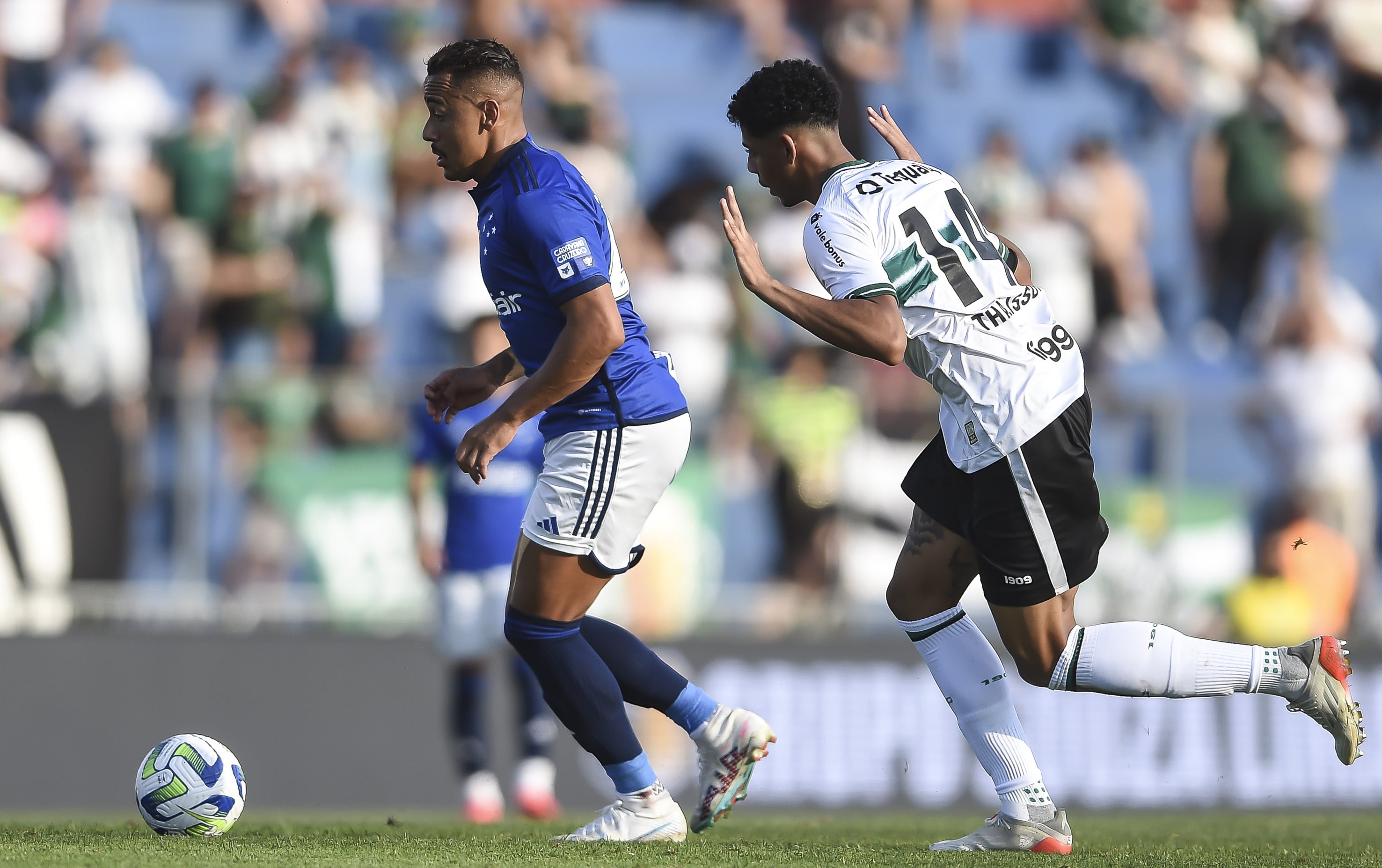 O futebol foi segundo plano, mas existiu: Cruzeiro perde para o Coritiba e enrola corda no pesco&ccedil;o