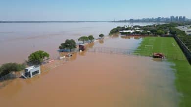 Enchente recorde do rio Gua&iacute;ba deixa rastro de caos nos CTs de Internacional e Gr&ecirc;mio