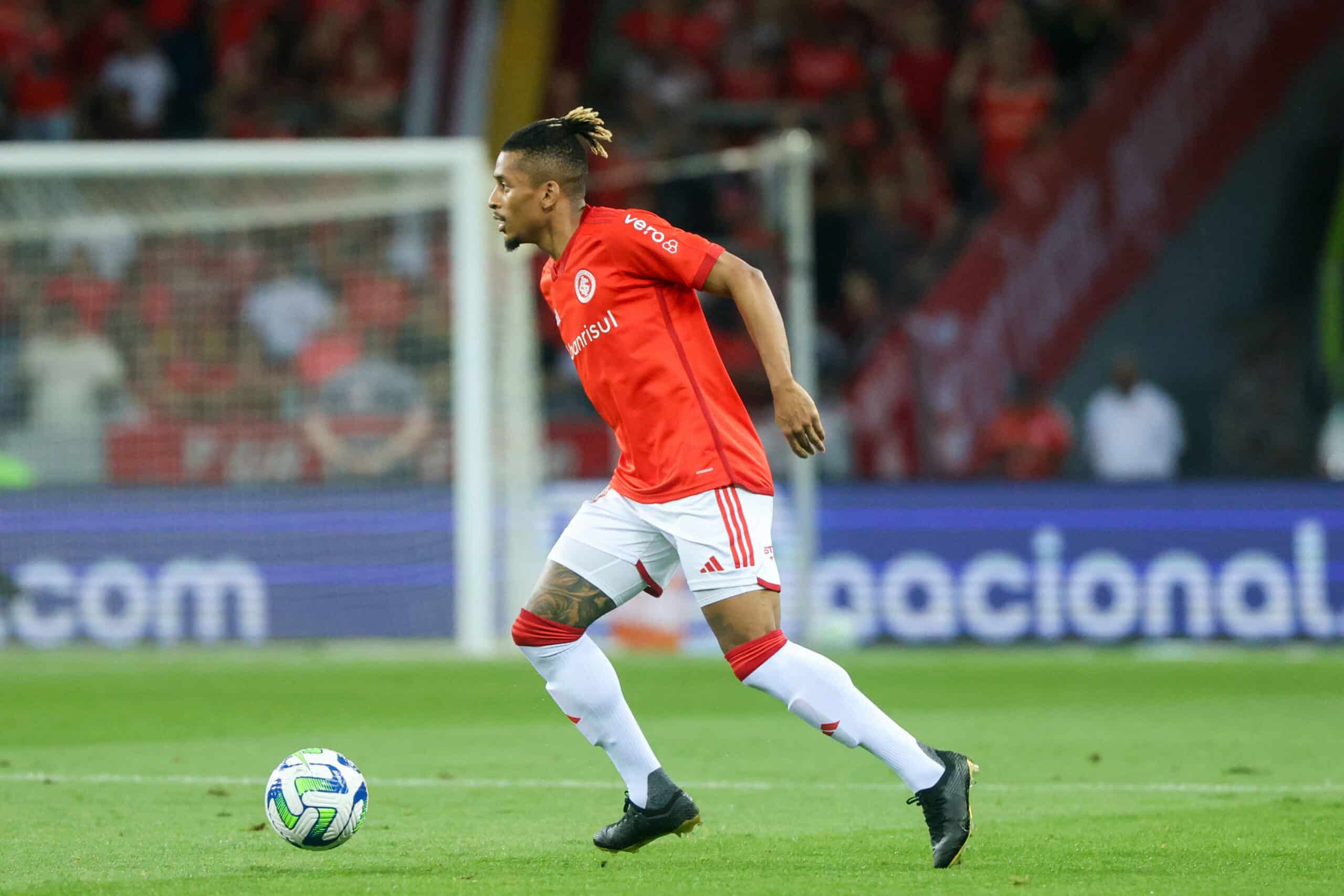 Dalbert reage &agrave;s vaias da torcida, e situa&ccedil;&atilde;o no Internacional, que era ruim, fica insustent&aacute;vel