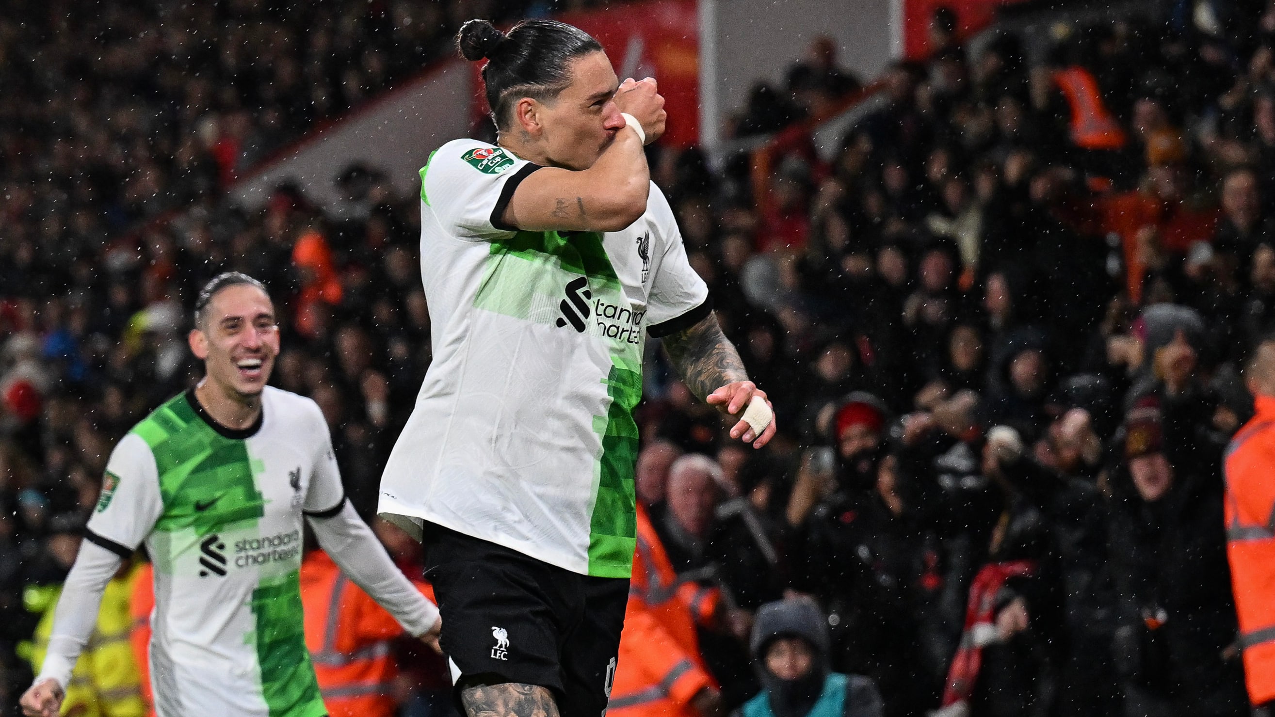 Bournemouth amea&ccedil;ou, mas Darwin N&uacute;&ntilde;ez tirou um coelho da cartola na hora certa