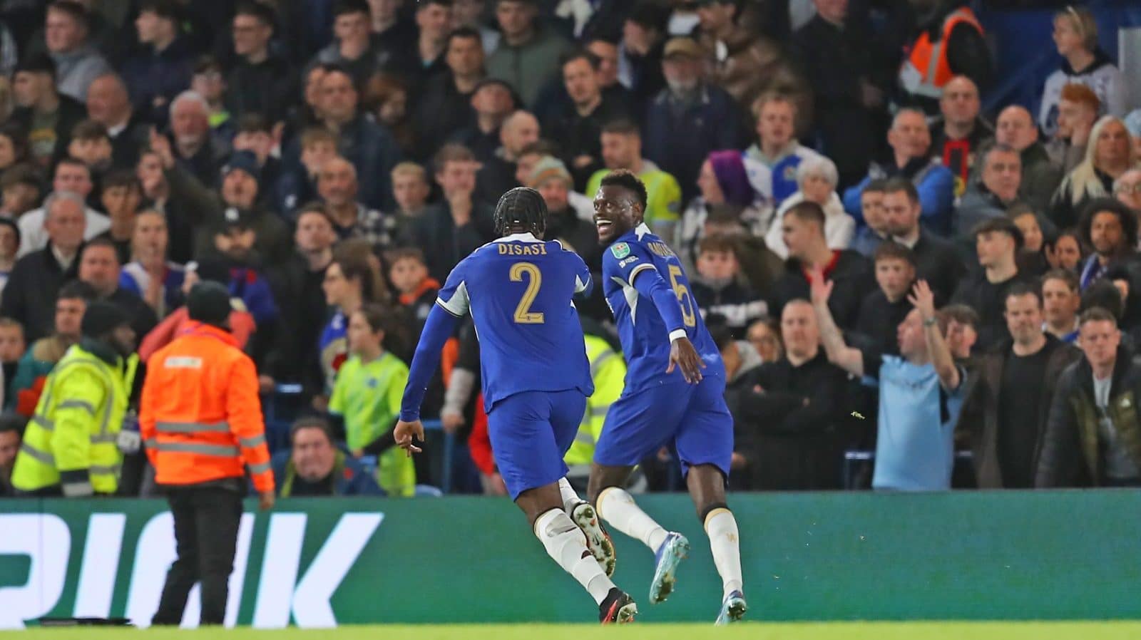 Dupla de zaga do Chelsea, Badiashile e Disasi comemoram gol do camisa 5, ap&oacute;s falha feia de Wahlstedt