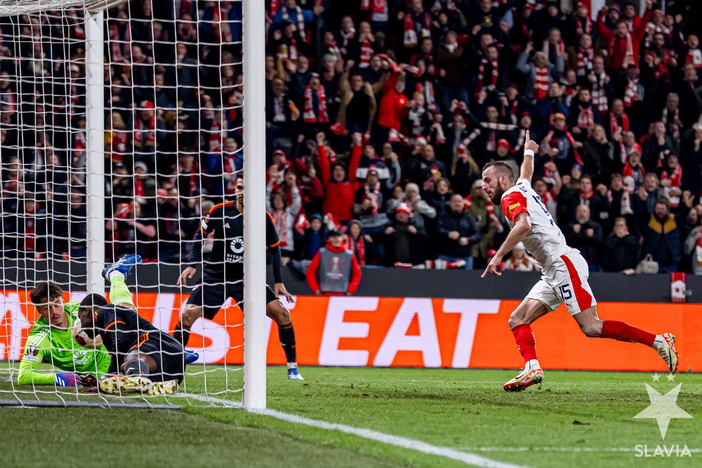 Retrancada e medrosa, Roma joga mal e sofre dura derrota para Slavia Praga, que vira l&iacute;der no grupo na Liga Europa