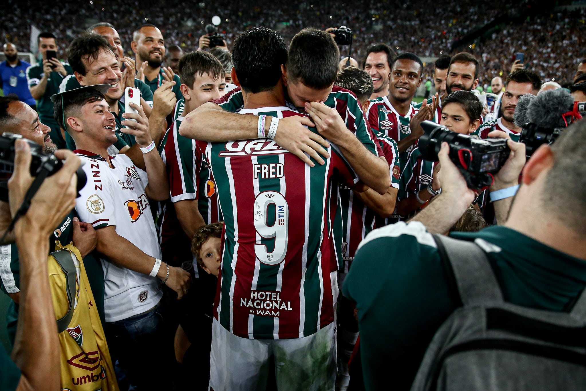 Filho de Fernando Diniz &eacute; torcedor do Fluminense e se emocionou em despedida de Fred - Foto: Marcelo Gon&ccedil;alves/Fluminense FC