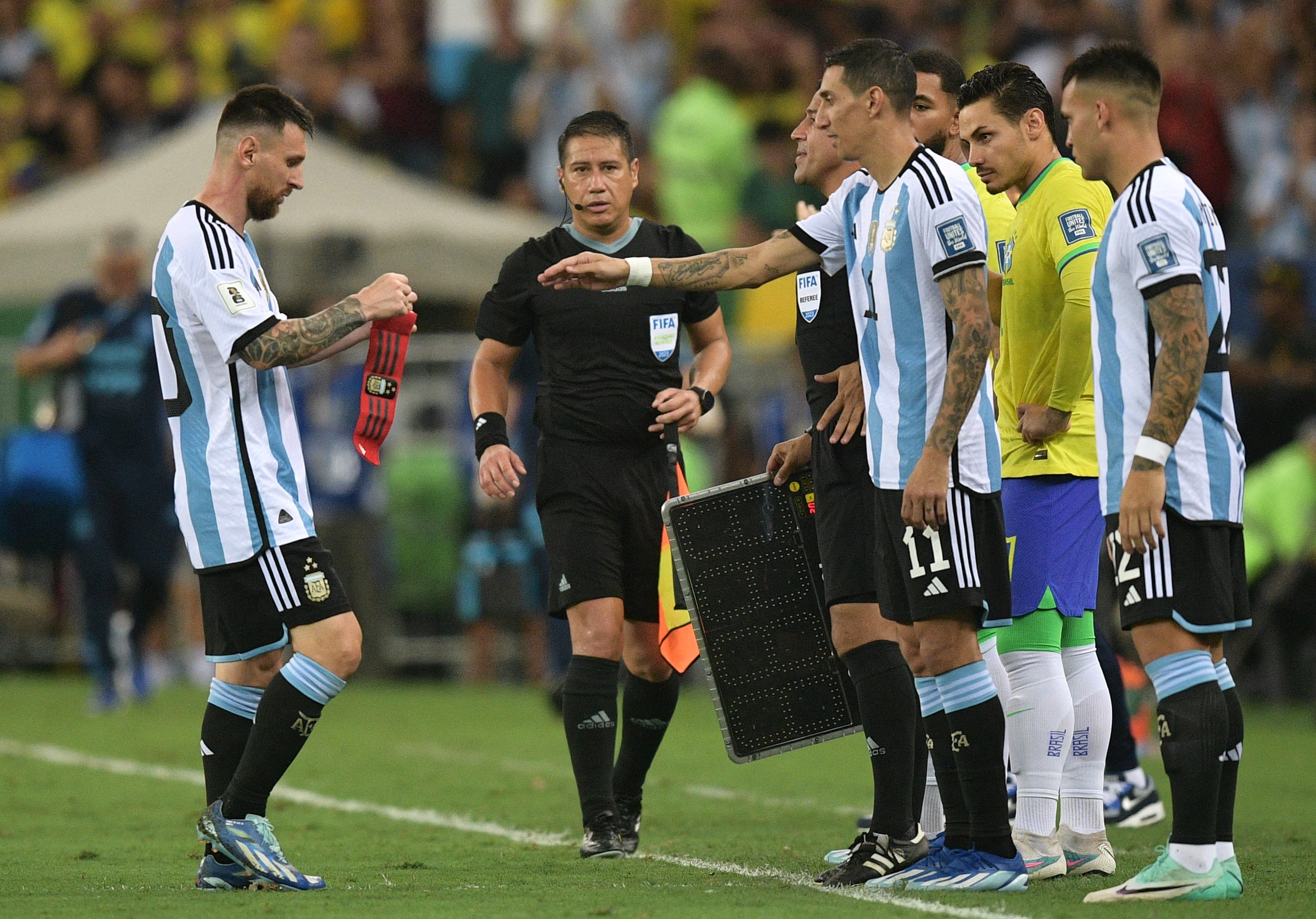 Messi foi substitu&iacute;do no segundo tempo de Brasil x Argentina ap&oacute;s atua&ccedil;&atilde;o ruim - Foto: Icon sport